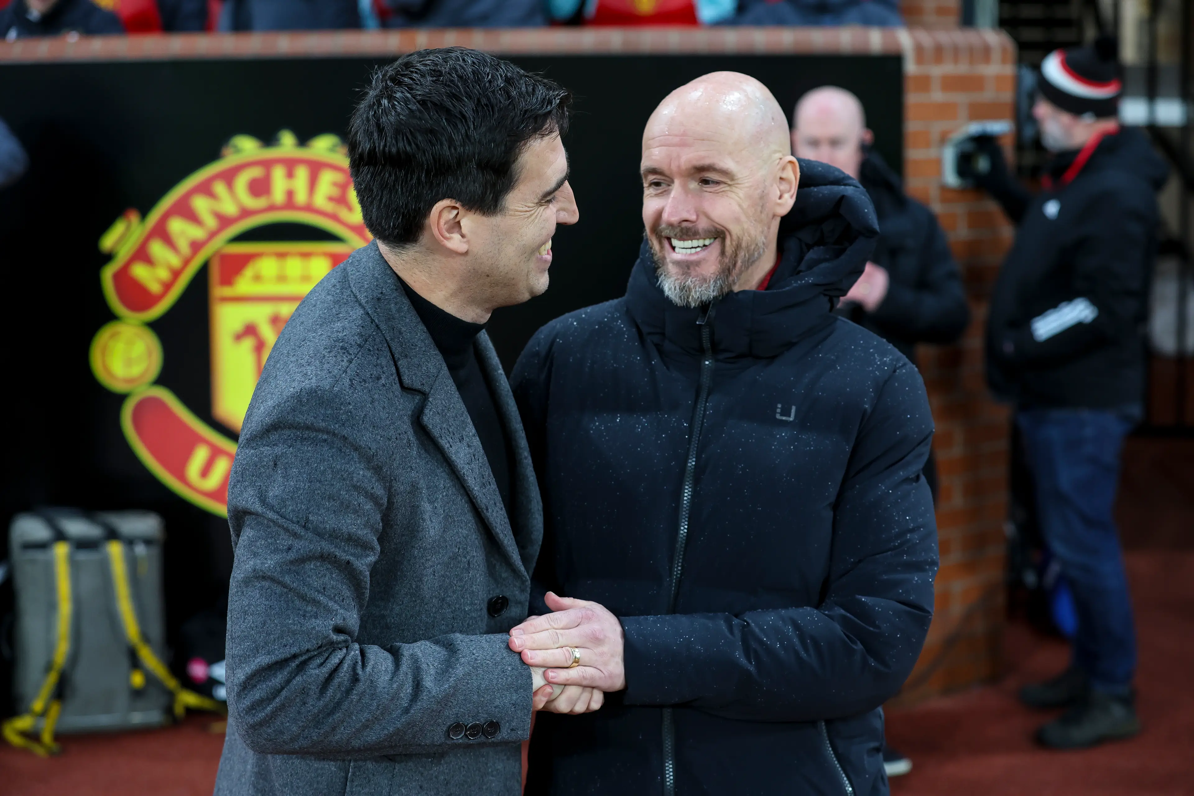 Andoni Iraola and Erik ten Hag embrace before kick-off. Image: Getty 