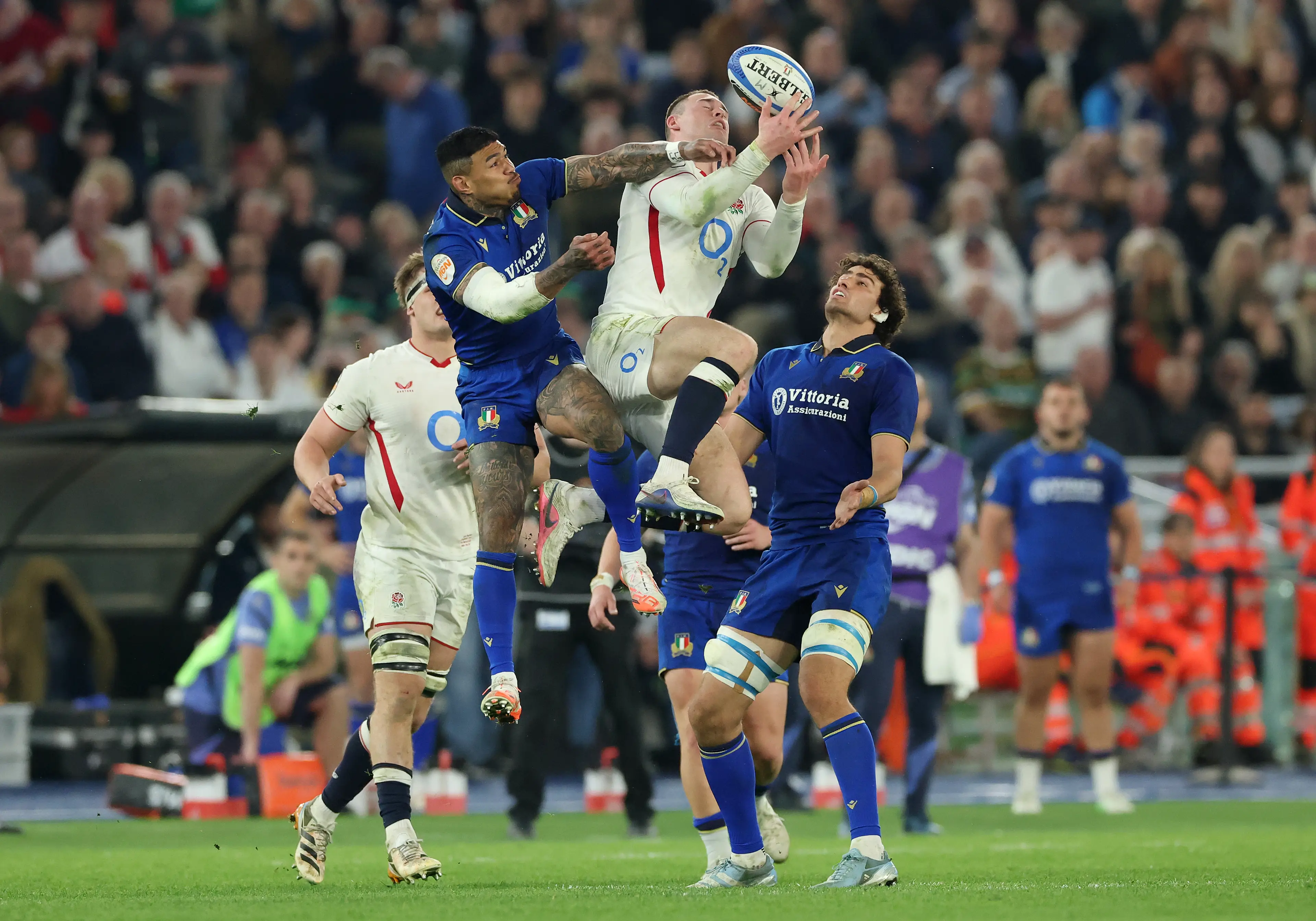 Tom Roebuck of England contends for the aerial ball with Monty Ioane of Italy during the Guinness Six Nations 2026 match between Italy and England (Getty Images)