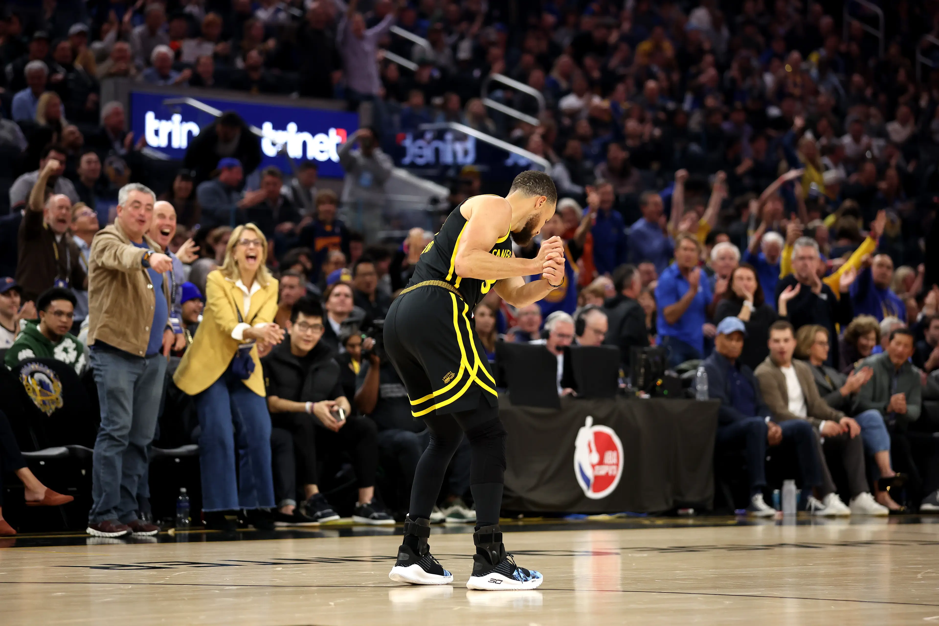 Steph Curry performs a golf celebration during a Golden State Warriors match. Image: Getty 
