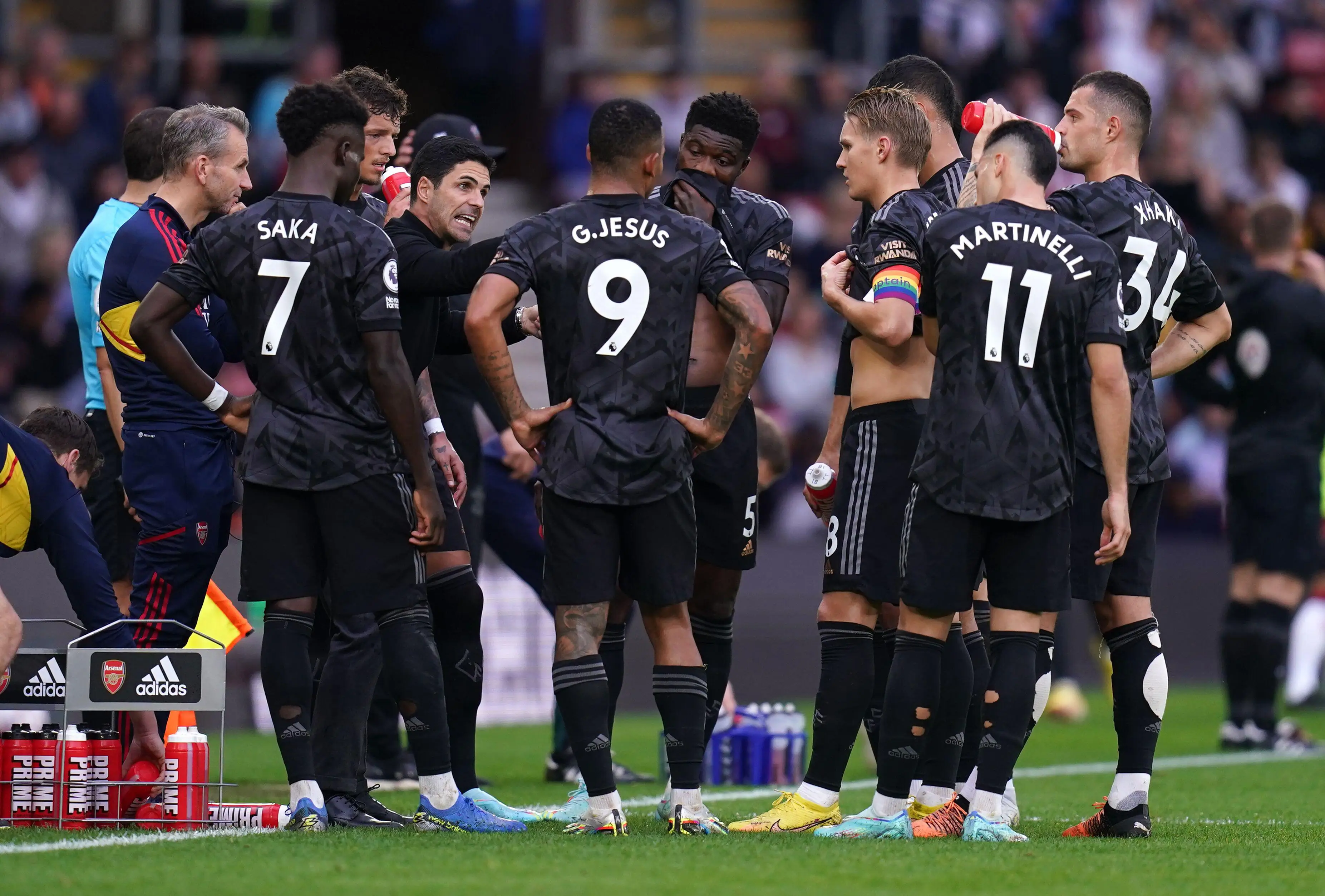 Arteta speaks to his players against Southampton. (Image