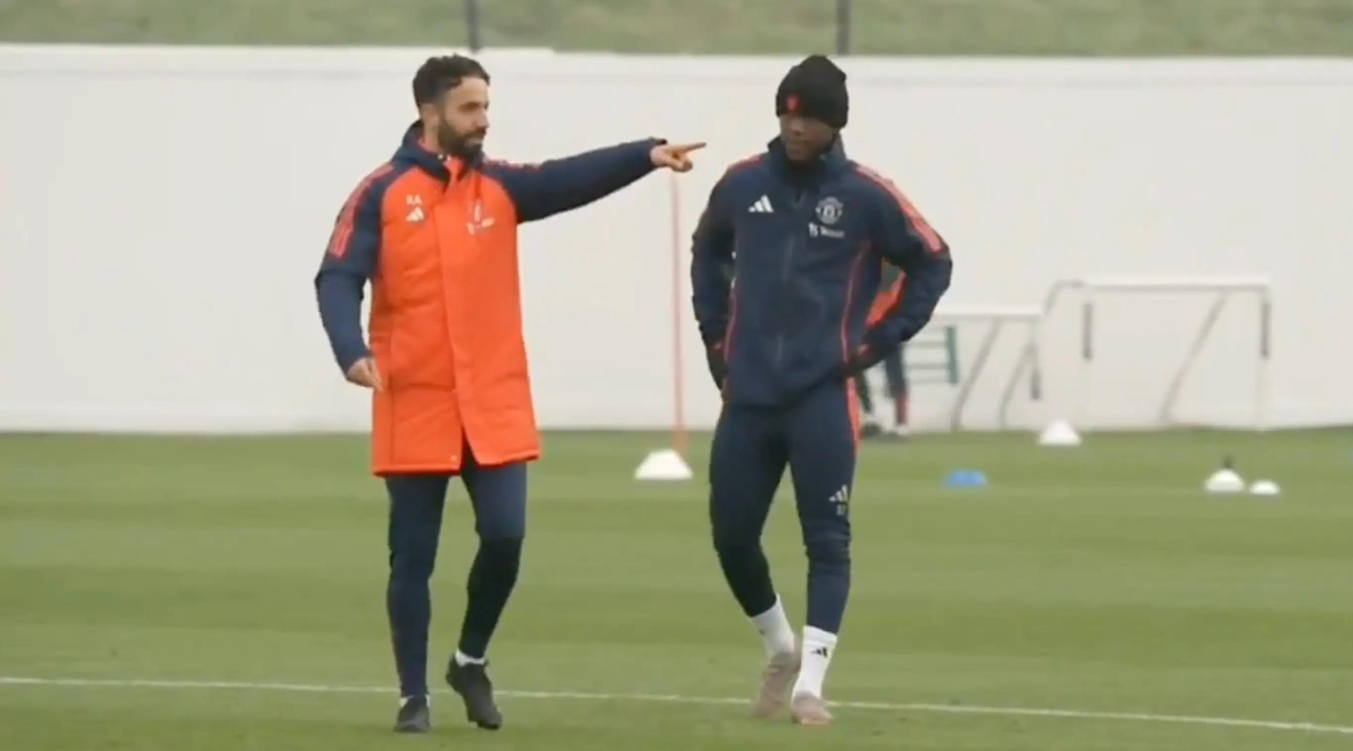 Ruben Amorim had several one on one conversations with Kobbie Mainoo during his first training session with United. (Image: Manchester United)