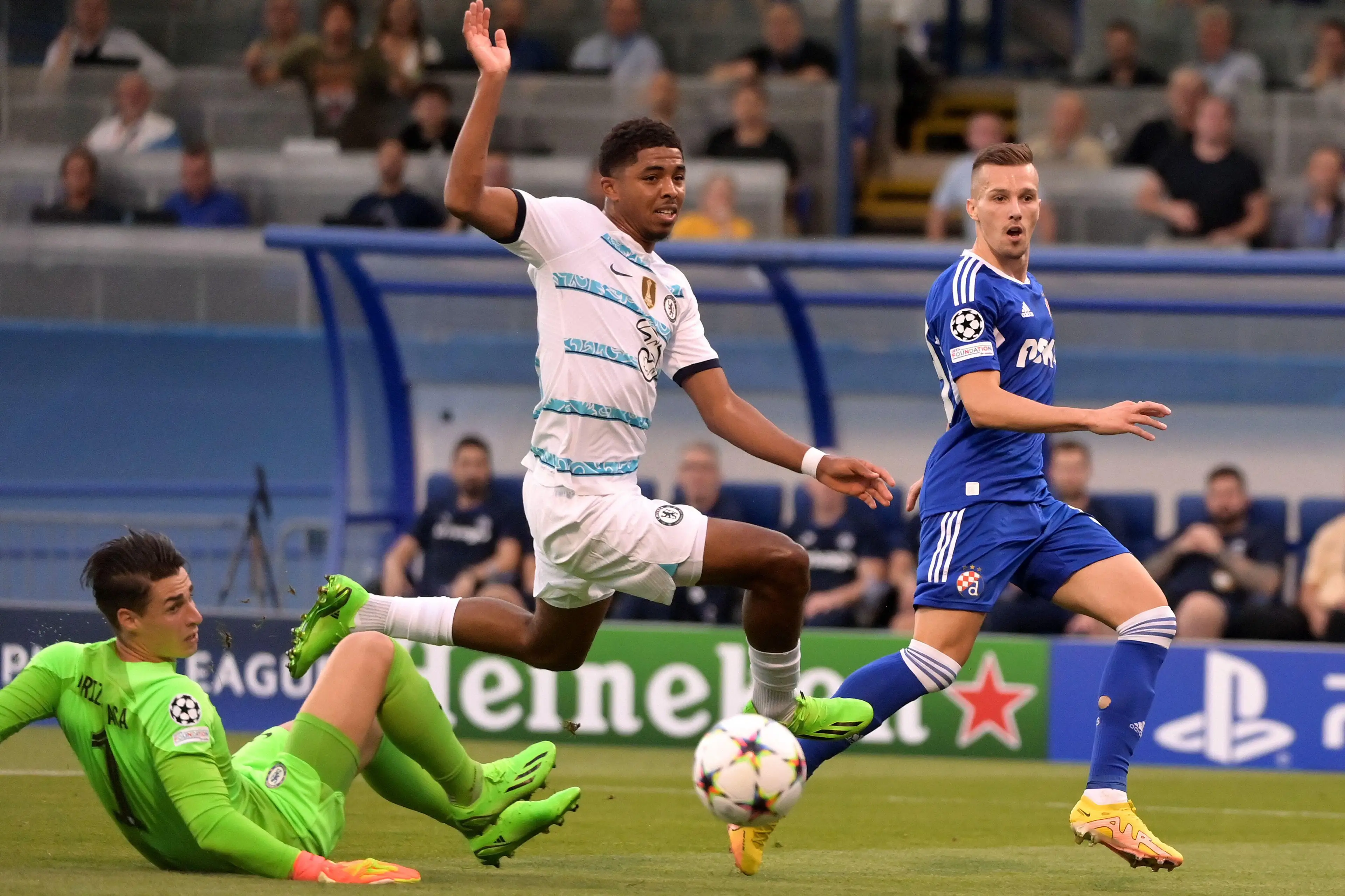 Mislav Orsic of Dinamo Zagreb scores a goal during the UEFA Champions League group E match between Dinamo Zagreb and Chelsea FC. (Alamy)