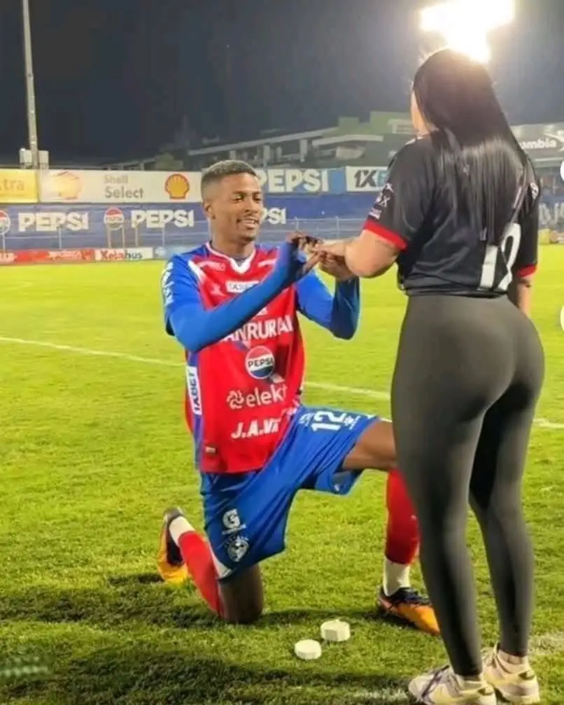 Derrickson Quiros proposes on the pitch. Image credit: Globo