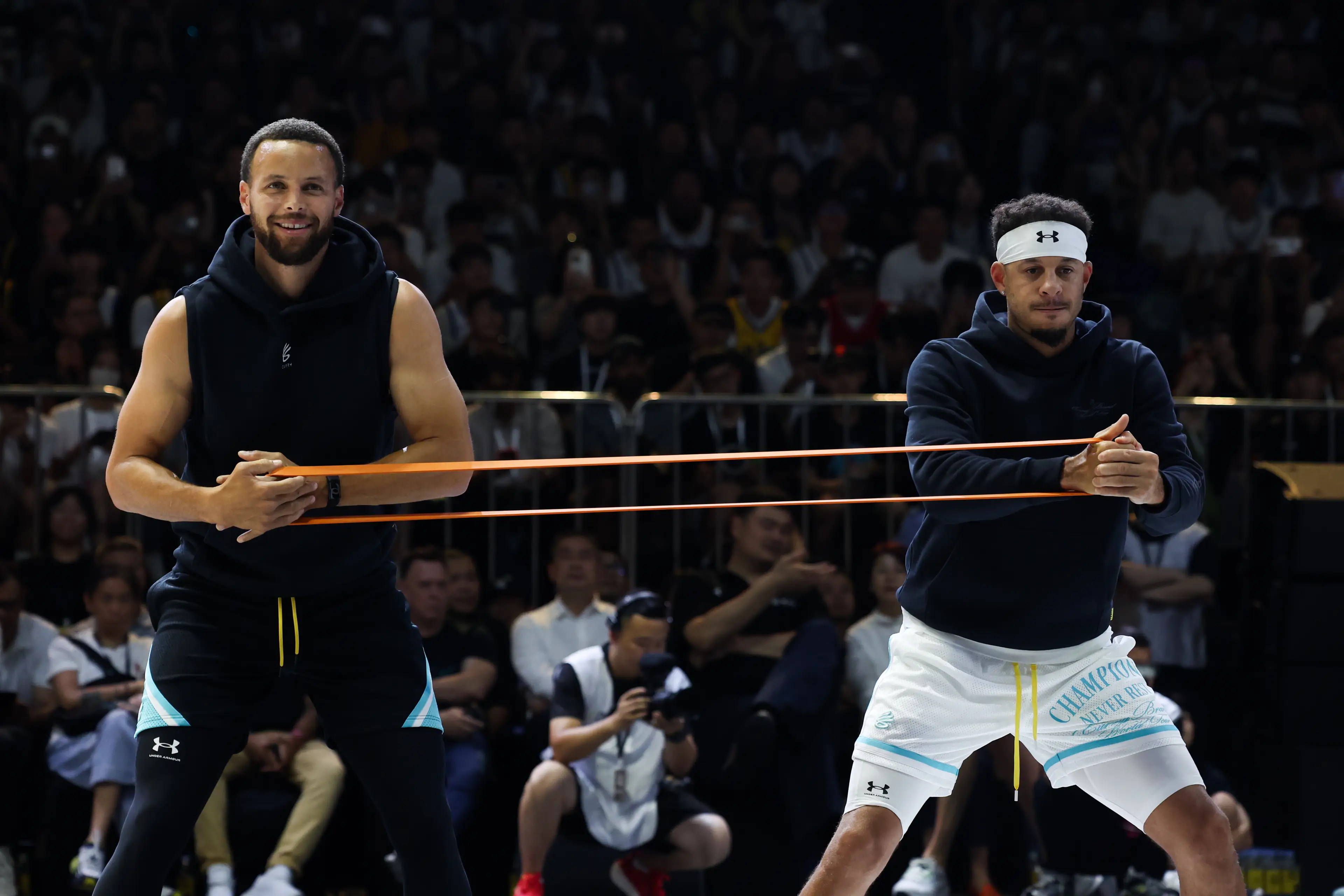 Steph Curry and Seth Curry. Image: Zhizhao Wu / Contributor via Getty