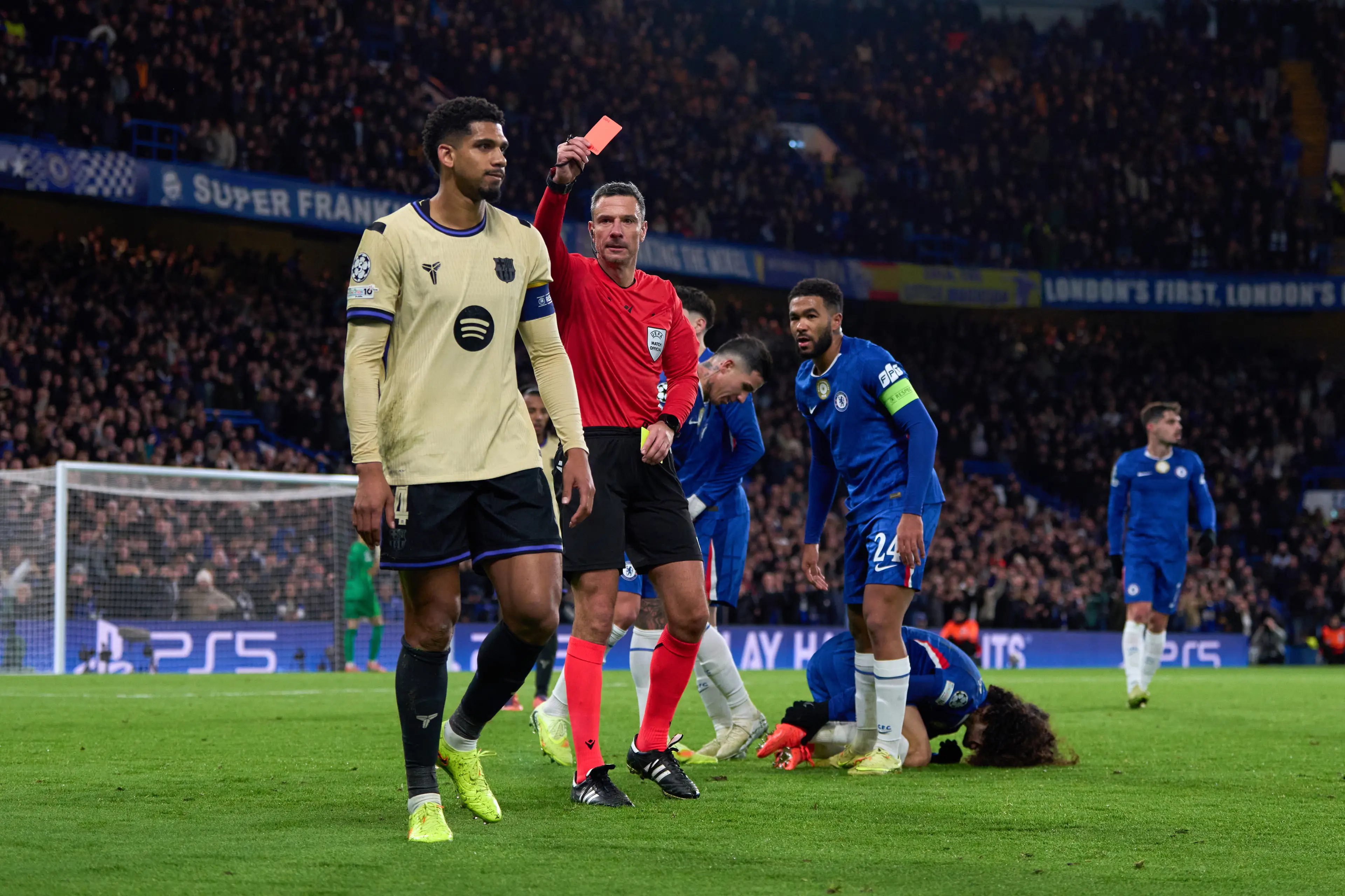 Ronald Araujo was sent off against Chelsea. Image: Getty 