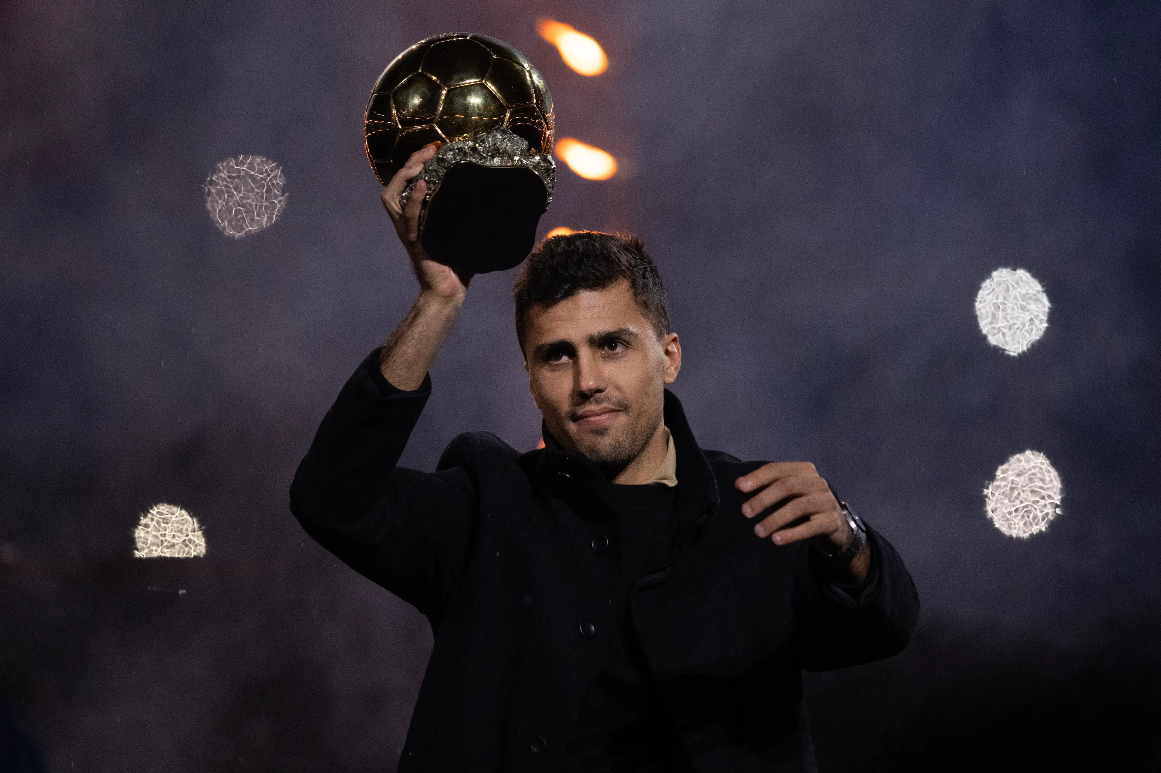 Rodri parades his Ballon d'Or at the Etihad. Image: Getty 