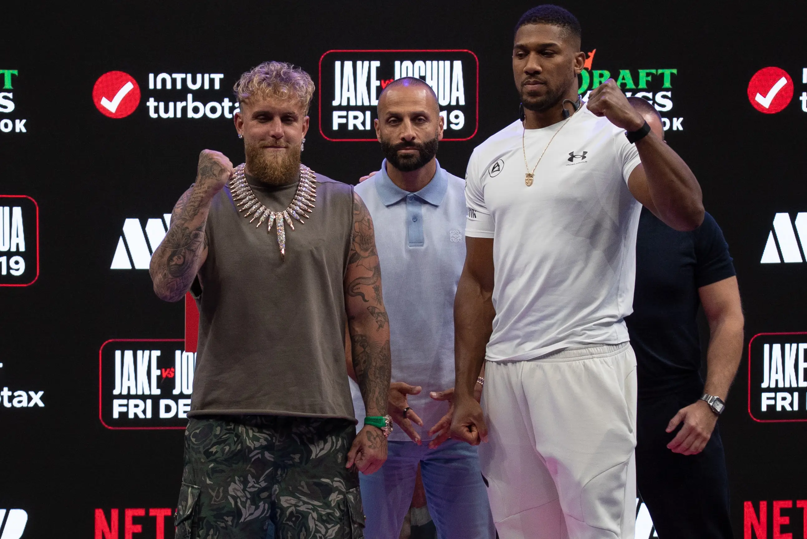 Jake Paul and Anthony Joshua pose for photos at the launch press conference. Image: Getty