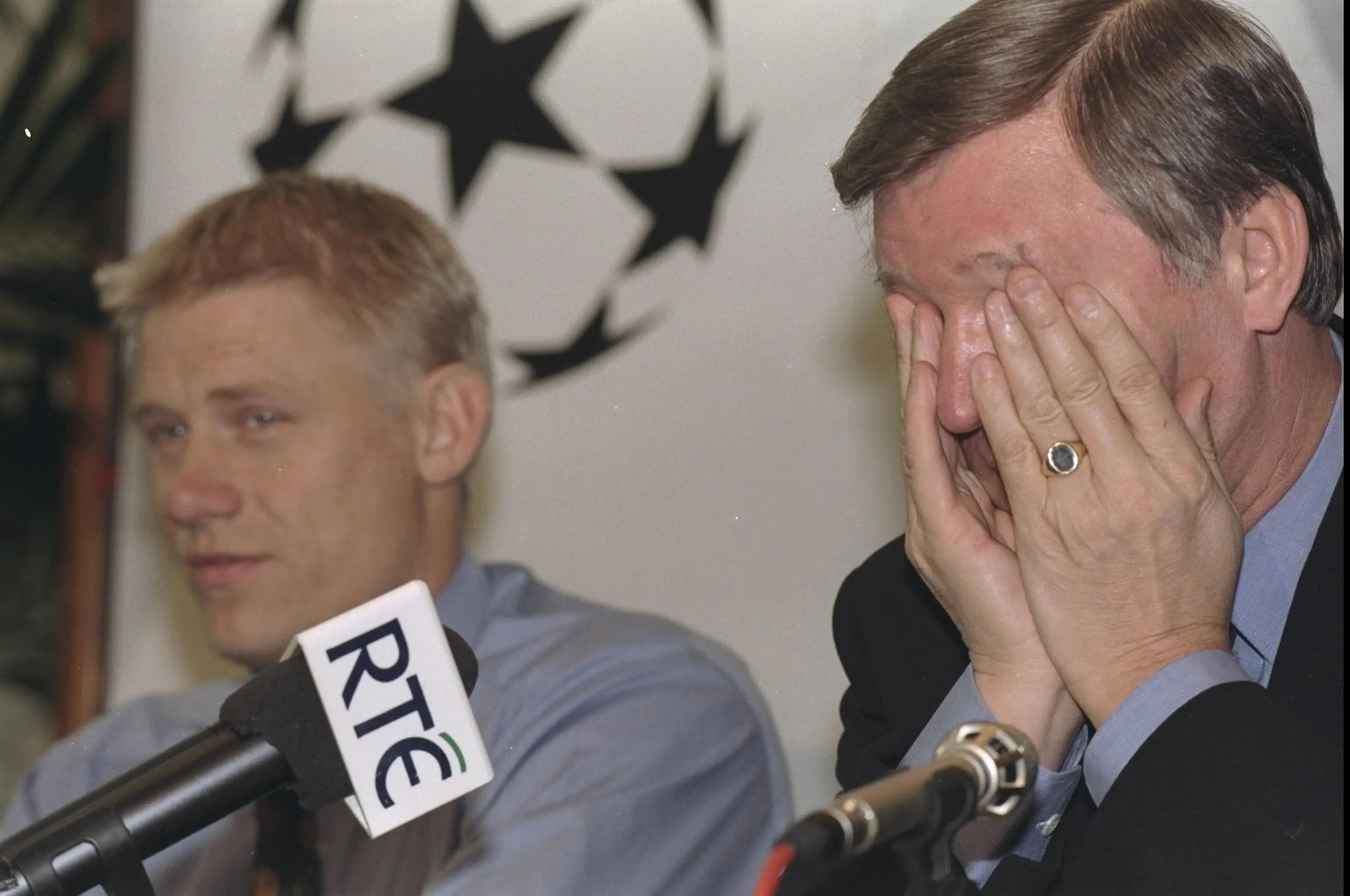 Peter Schmeichel and Sir Alex Ferguson during a Manchester United press conference. Image: Getty 