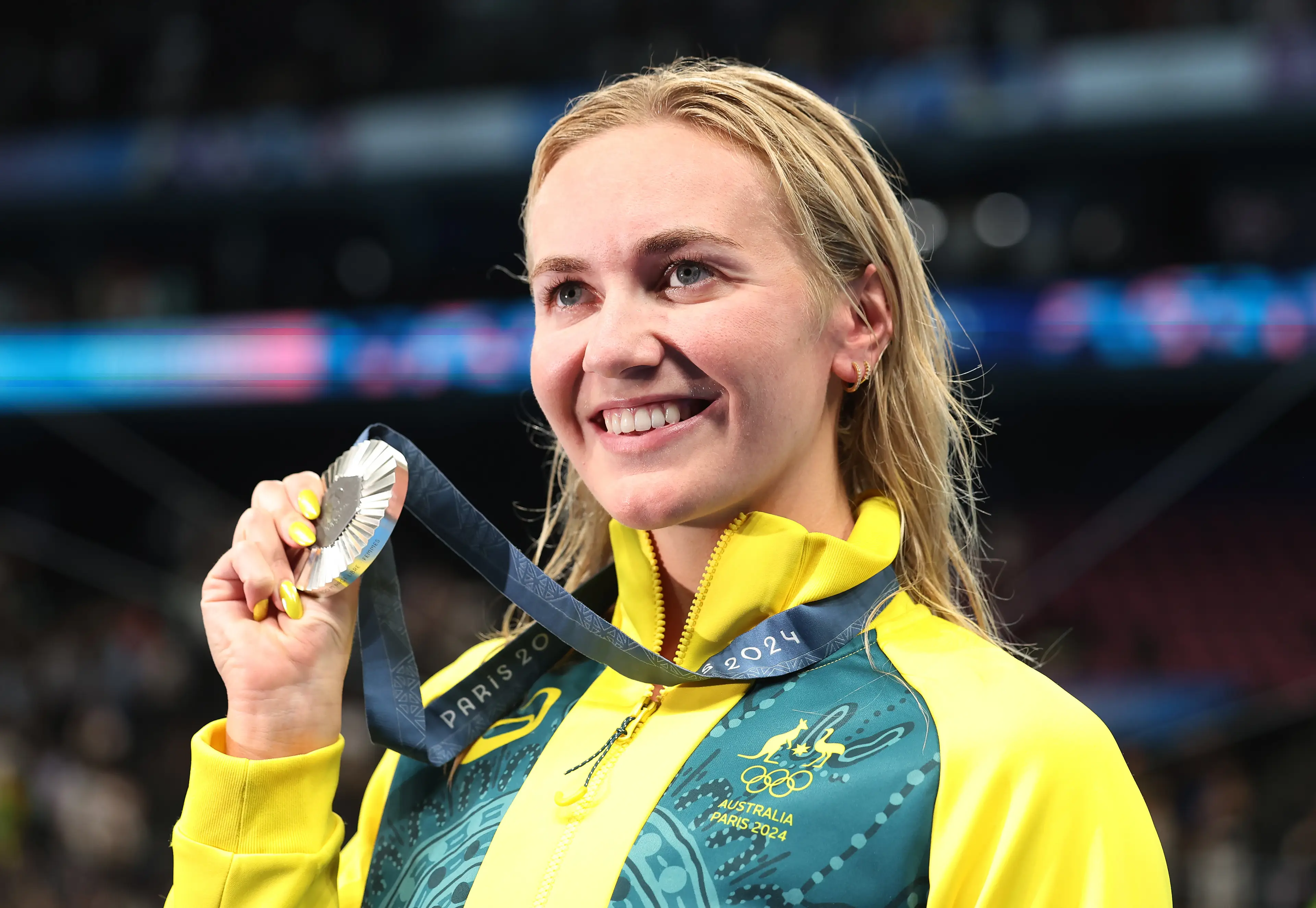 Ariarne Titmus poses with her silver medal. Image: Getty 