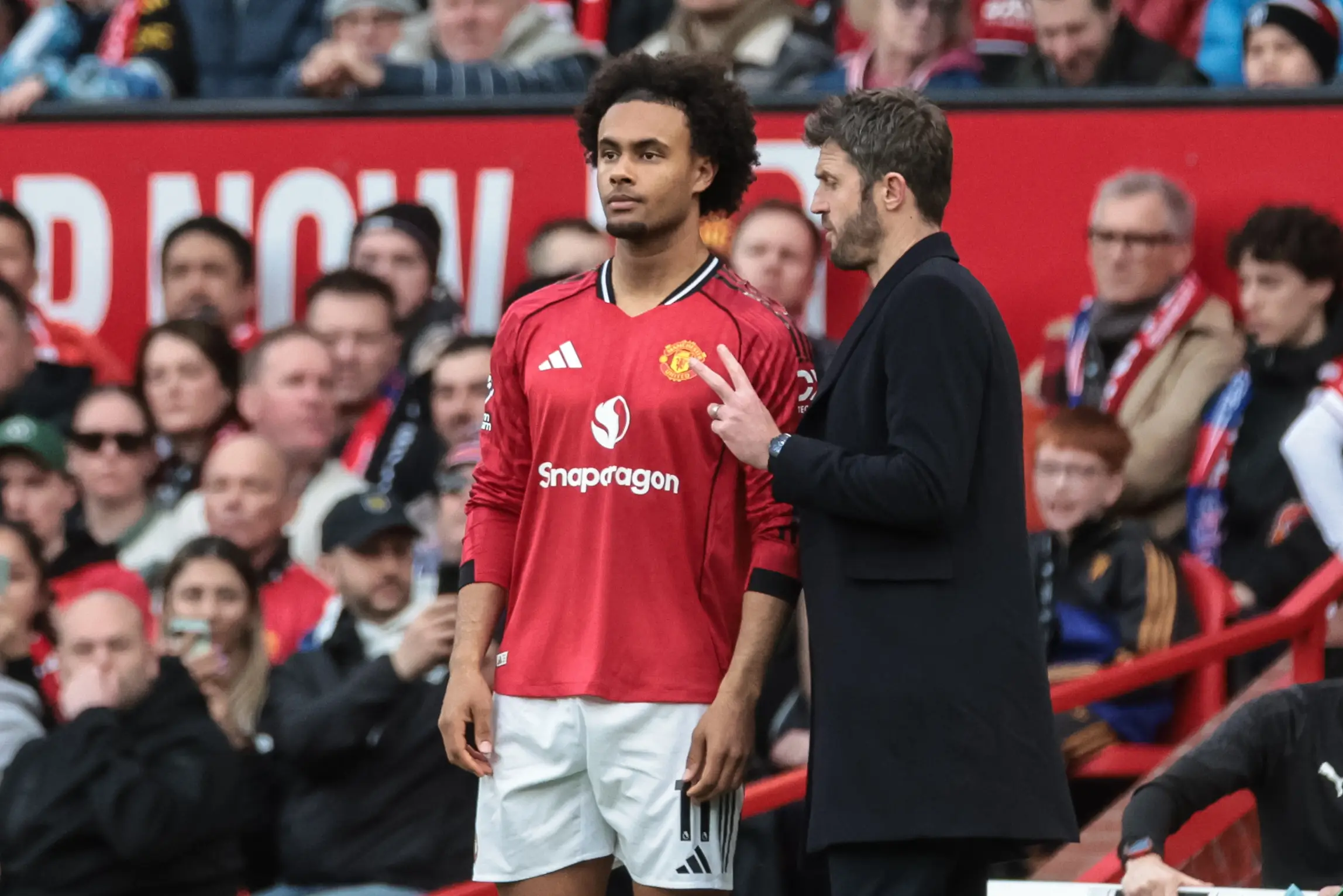 Joshua Zirkzee takes instructions from Michael Carrick before entering the fray. Image: Getty 