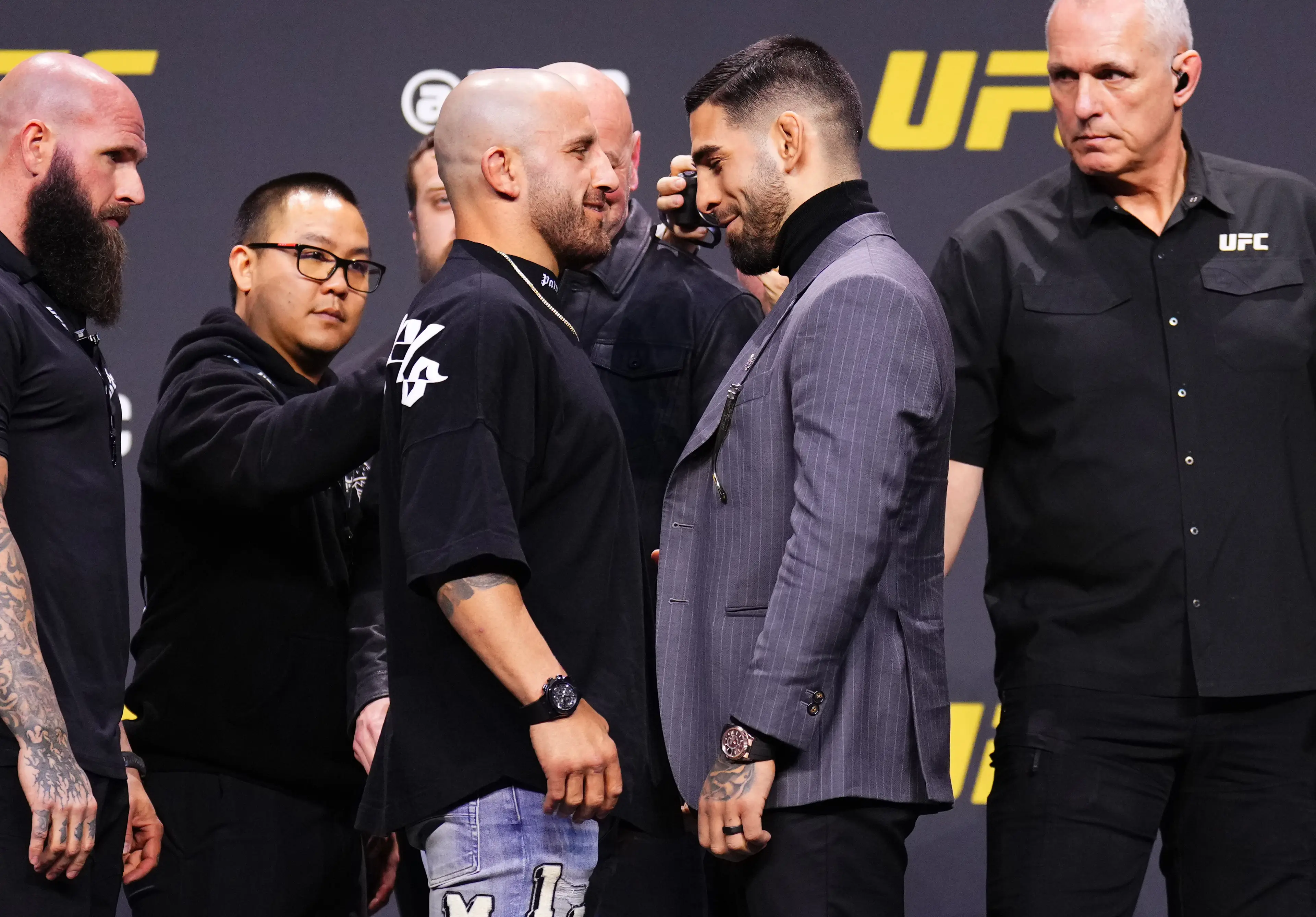 Alexander Volkanovski and Ilia Topuria face off. Image: Getty 