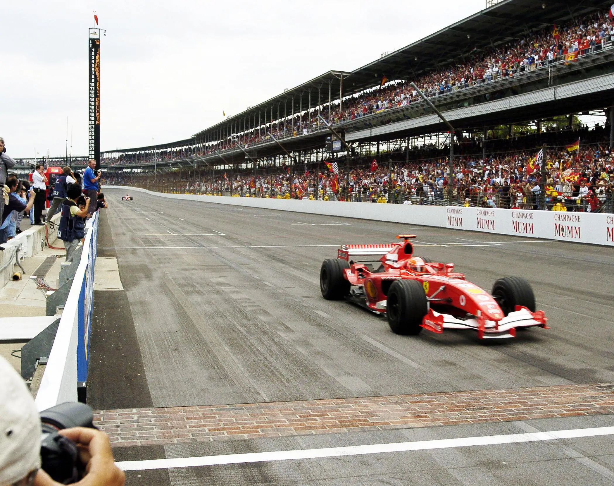 Crossing the finishing line in 2005 (STAN HONDA/AFP via Getty Images)