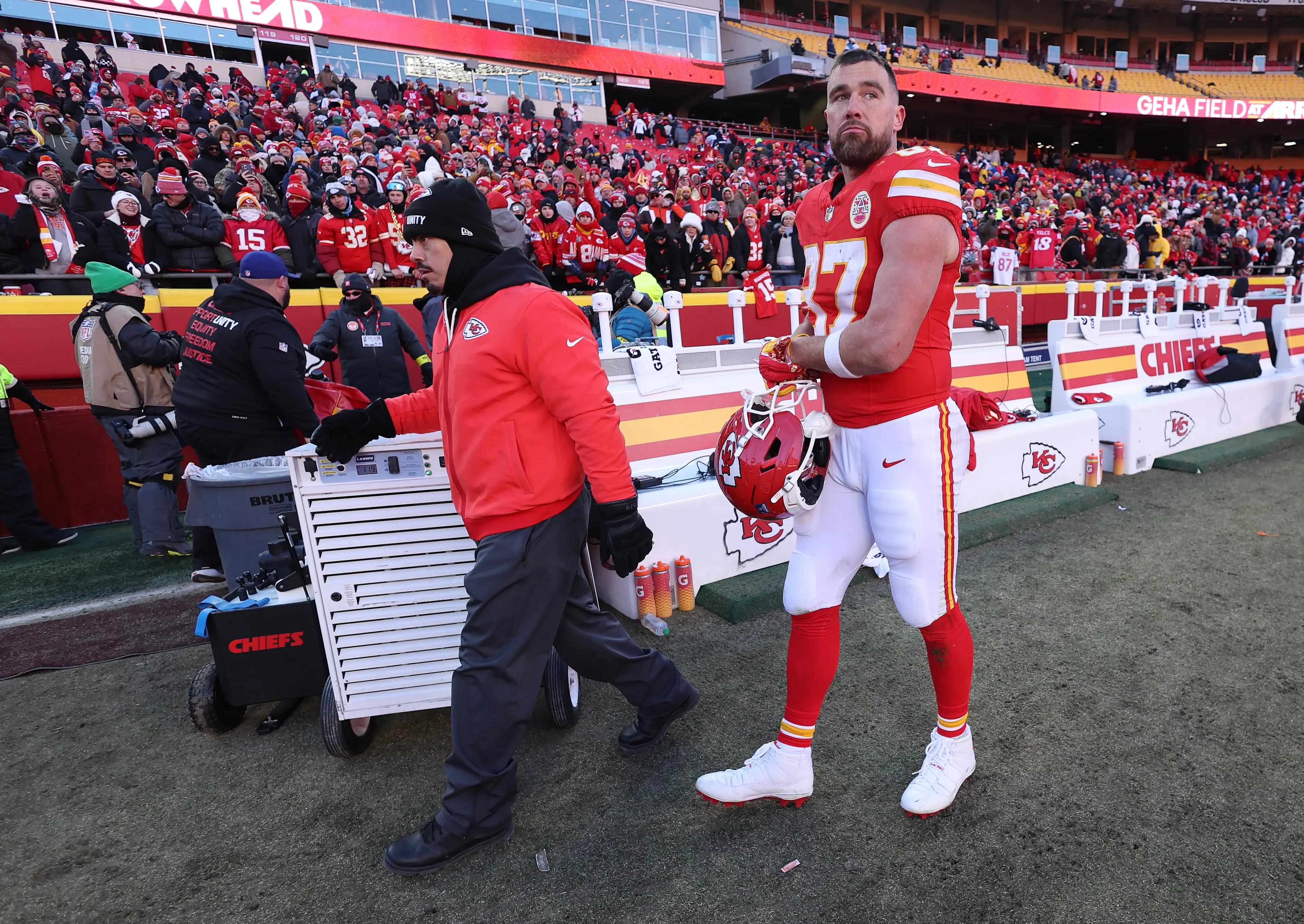 Travis Kelce walks off the field (Image: Getty)