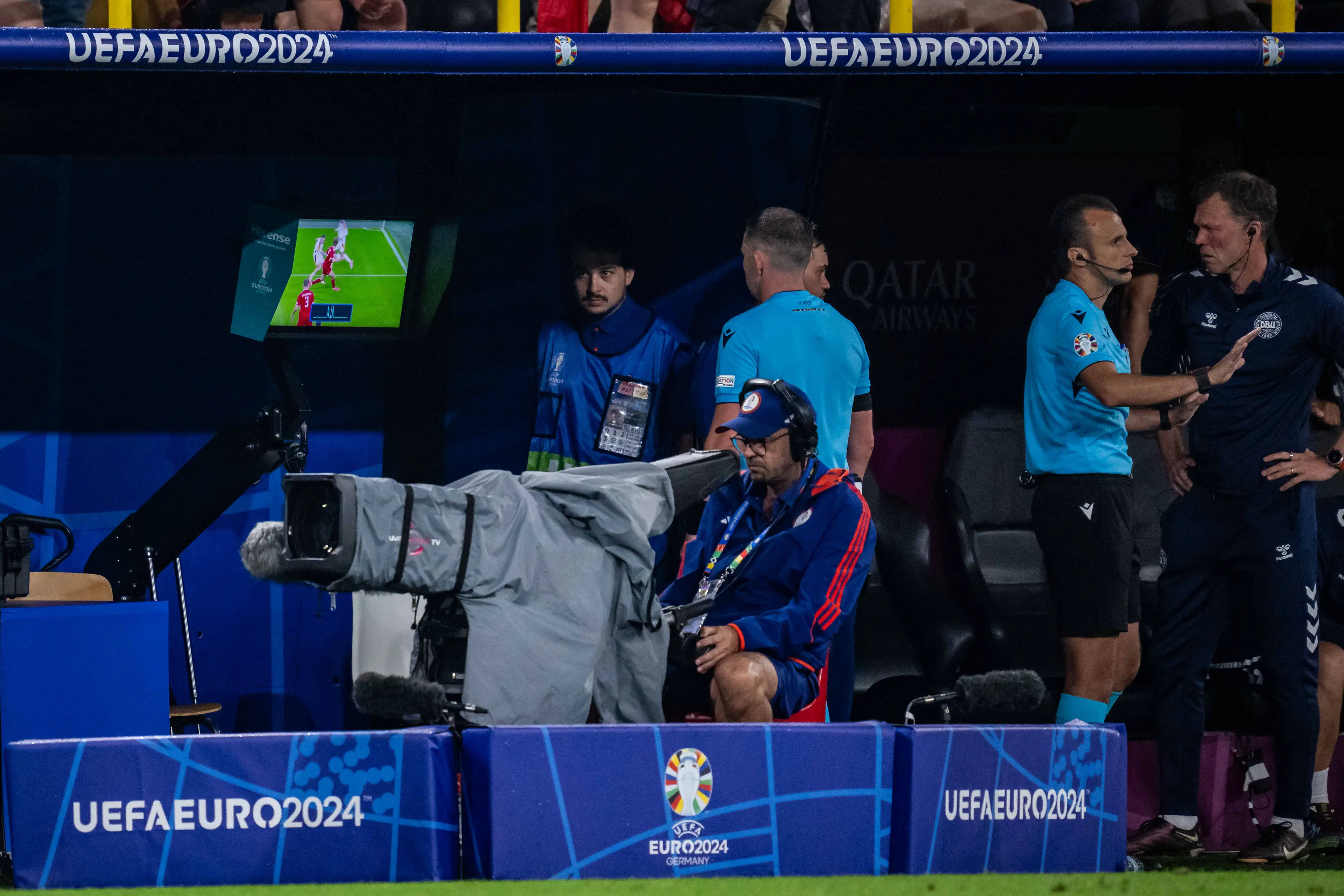 Michael Oliver reviews the handball on VAR. Image: Getty