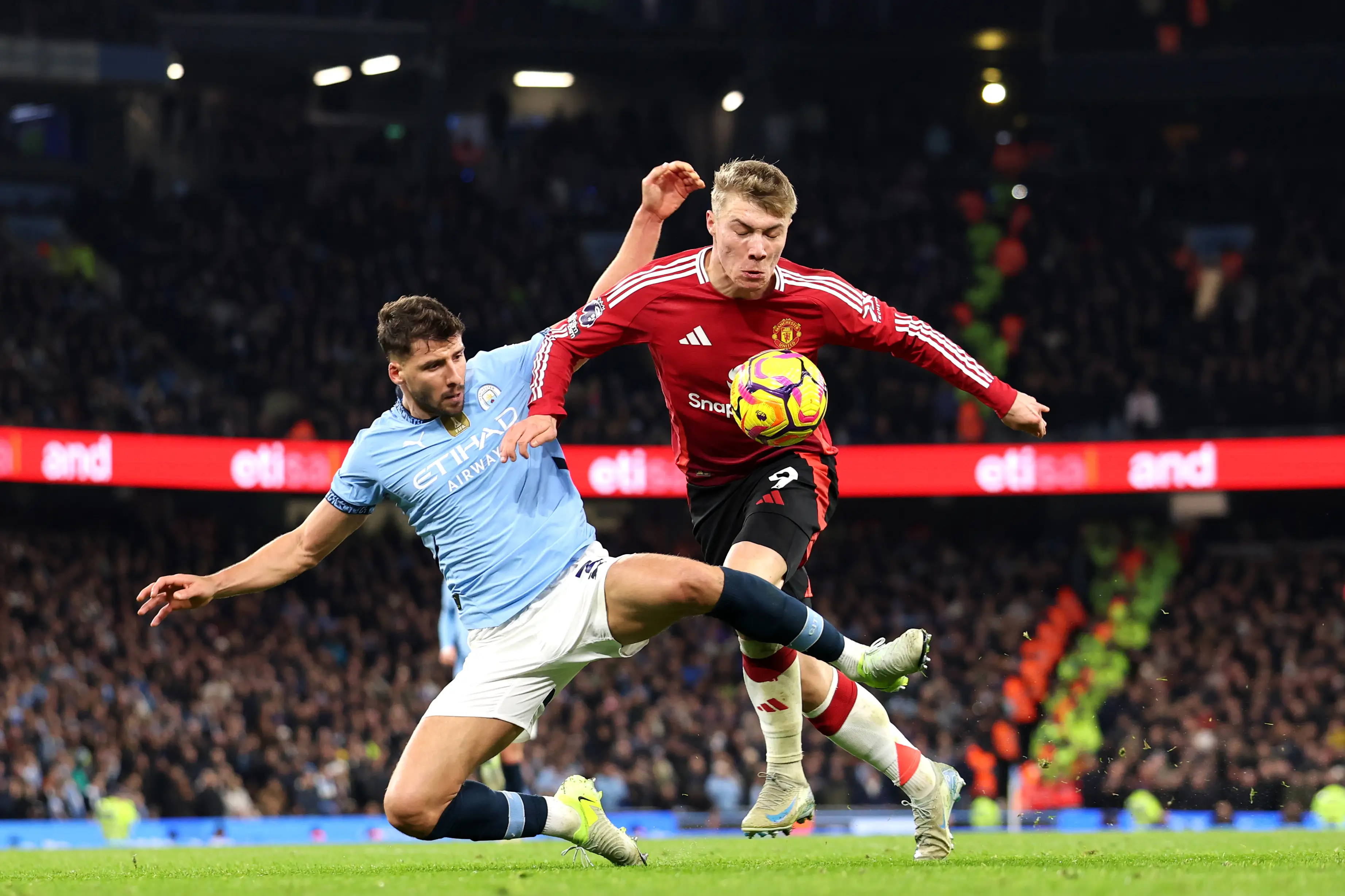 Anthony Taylor waved away Ruben Dias' challenge on Rasmus Hojlund. Image: Getty 