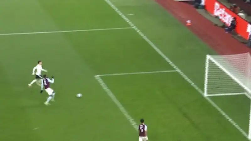 Liverpool fans are pointing the finger at a different player over Darwin Nunez horror miss vs Aston Villa