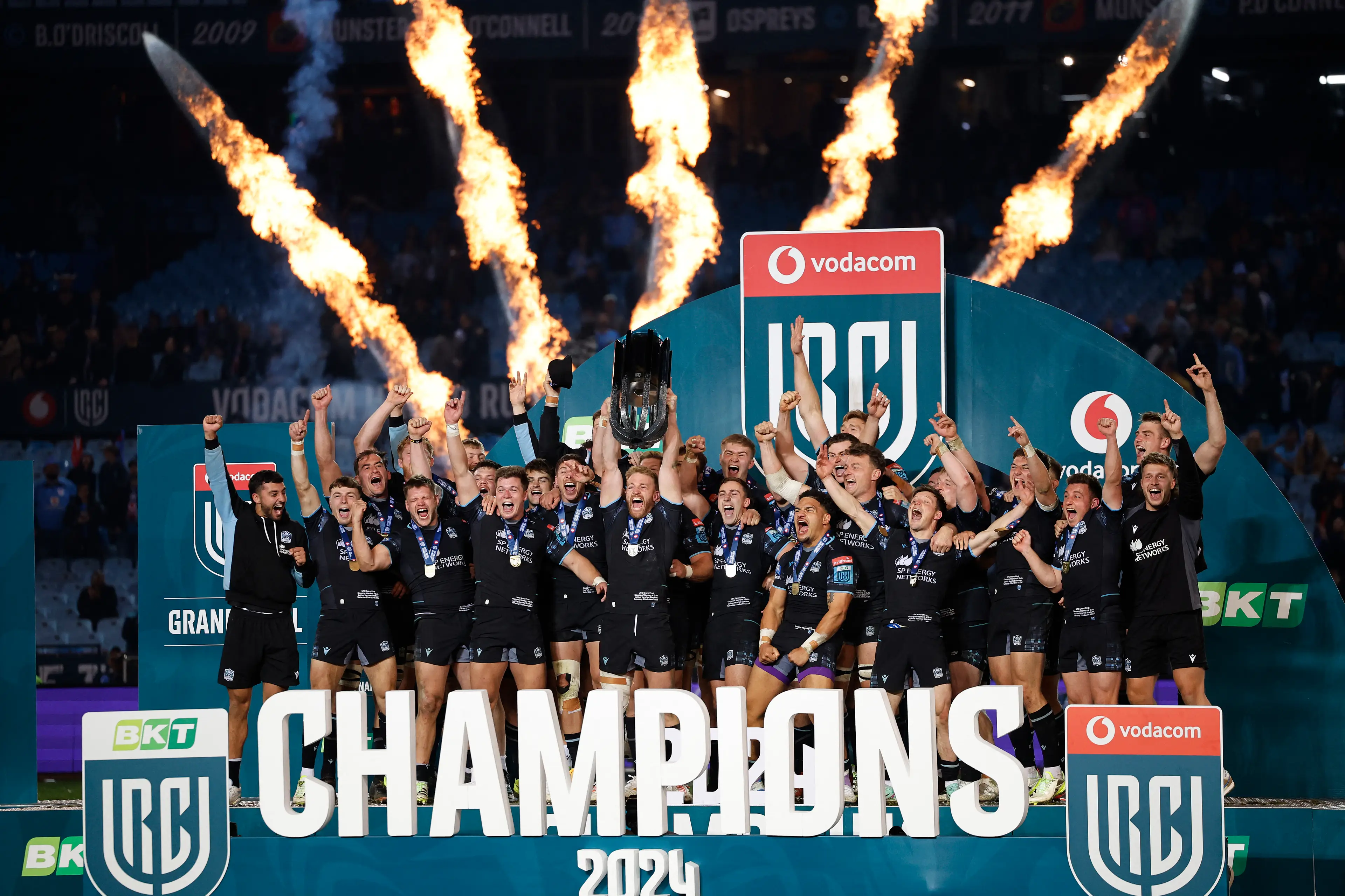 Glasgow Warriors players celebrate with the trophy after winning the United Rugby Championship (URC) final match between The Bulls (Pretoria) and Glasgow Warriors (Glasgow) at Loftus Versfeld stadium in Pretoria (Getty Images)