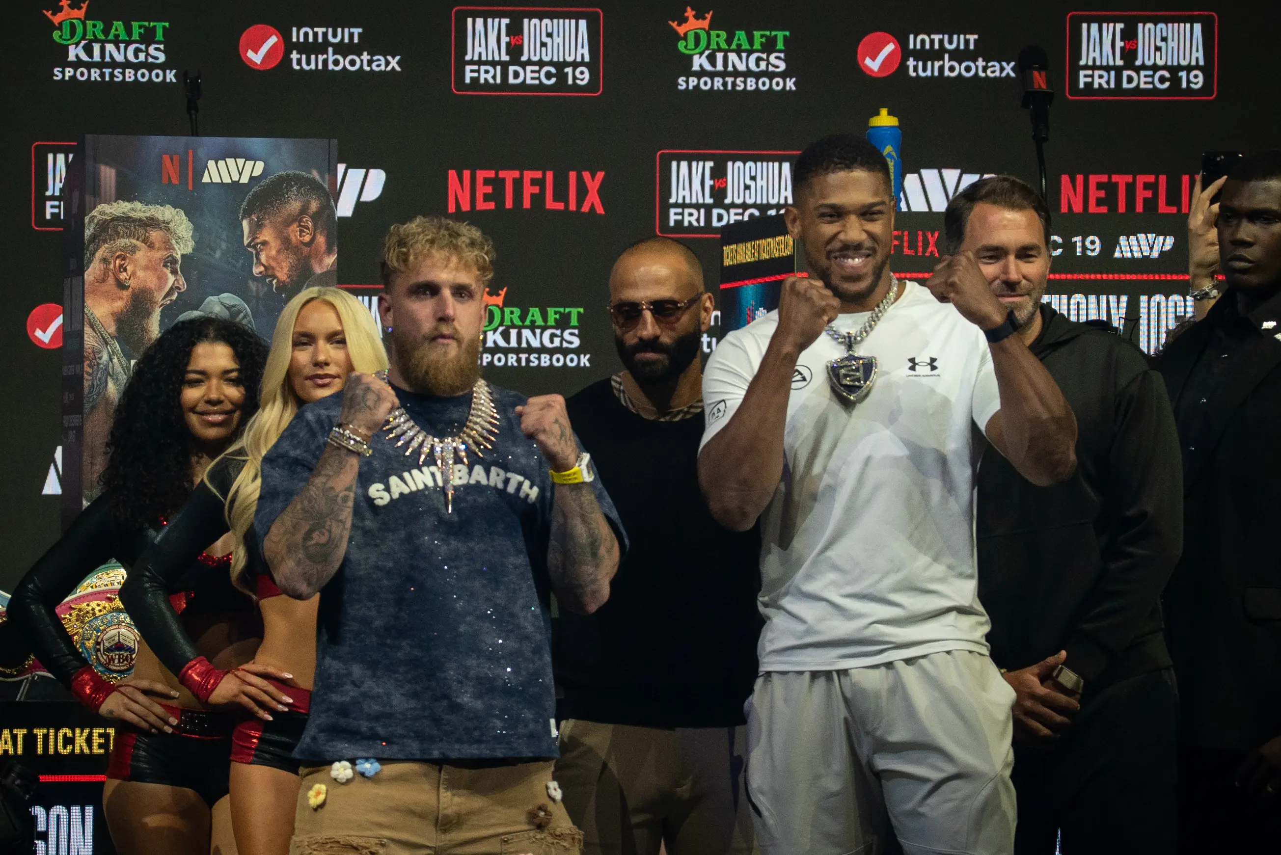Jake Paul and Anthony Joshua pose for photos at the pre-fight press conference. Image: Getty 