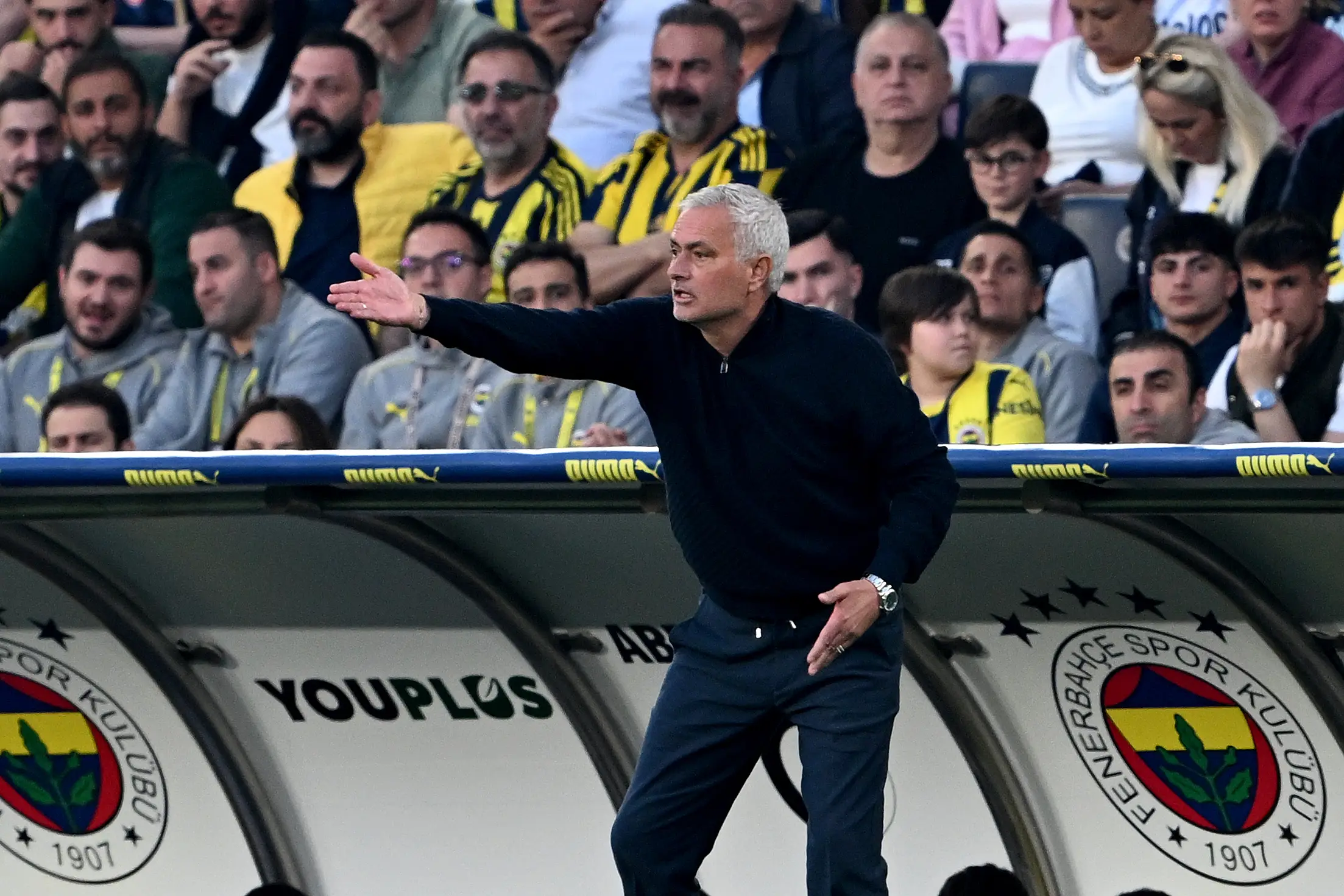 Jose Mourinho on the touchline during Fenerbahce vs. Besiktas. Image: Getty 