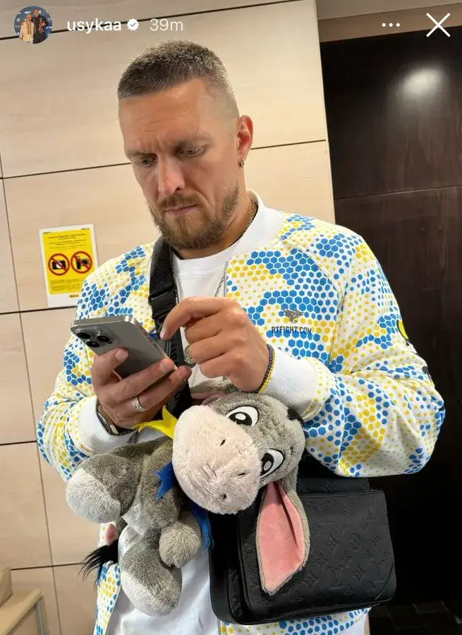 Oleksandr Usyk holding the toy his daughter gave him (Instagram)
