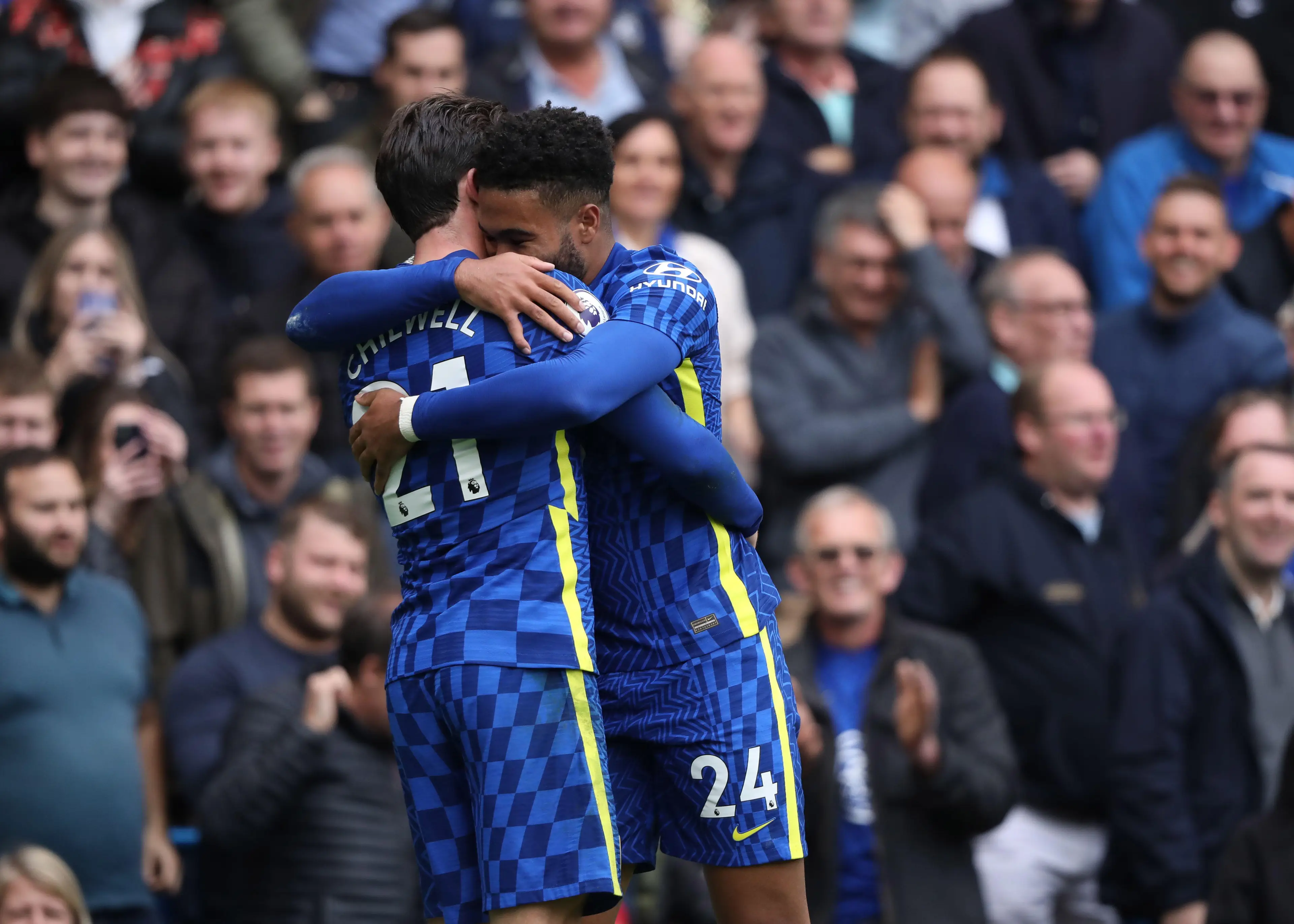 Ben Chilwell embraces Reece James. (Alamy)