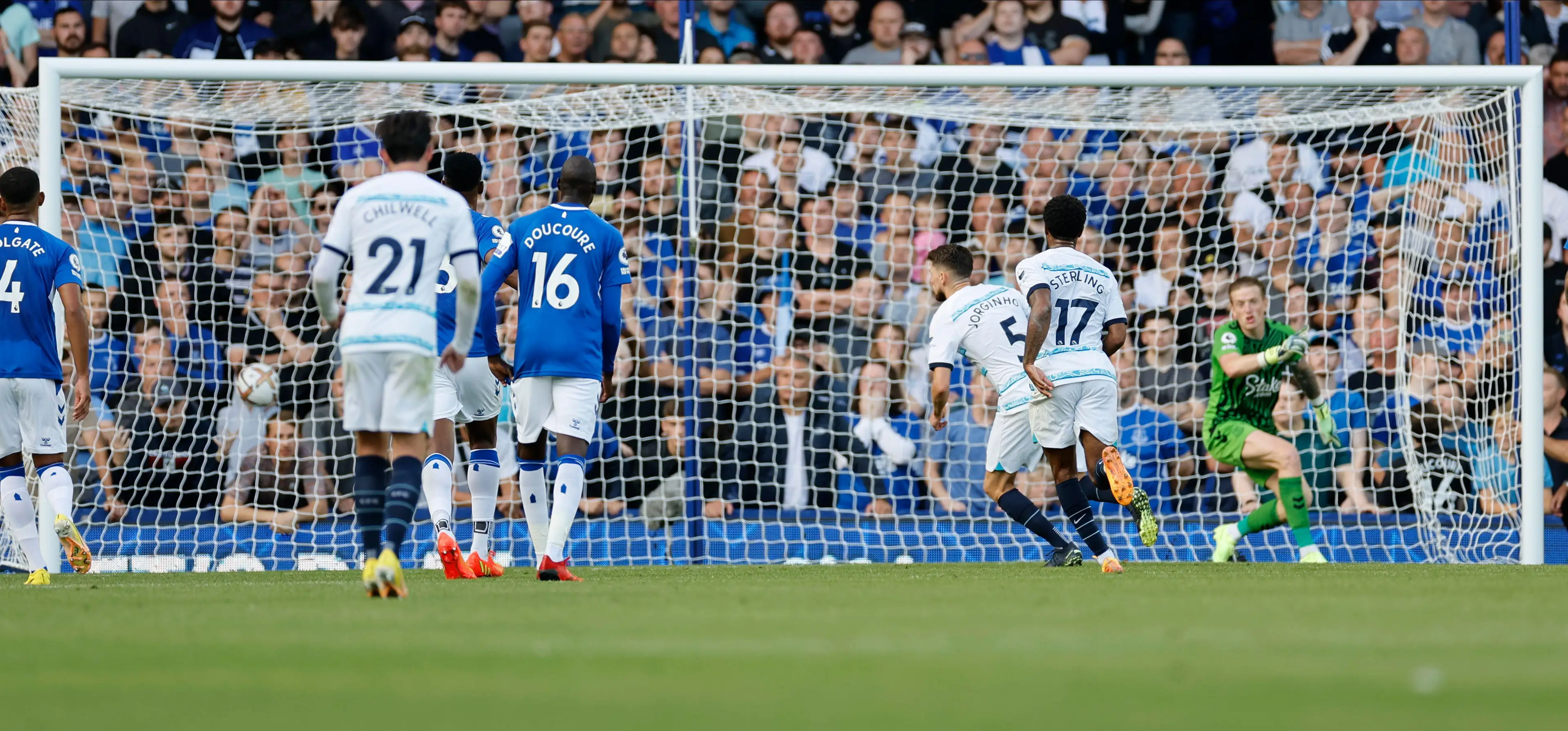 Jorginho converts his penalty for Chelsea. (Alamy)