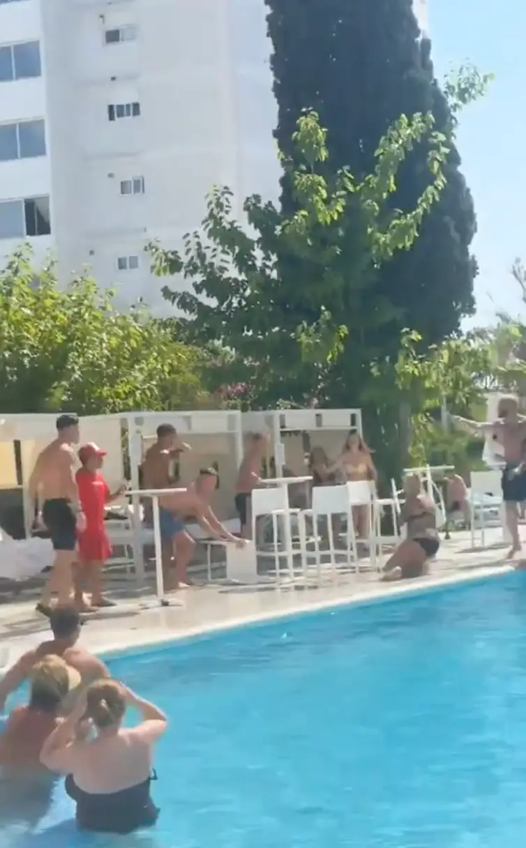 Footage of the incident soon went viral. Image credit: TikTok/@2tops2