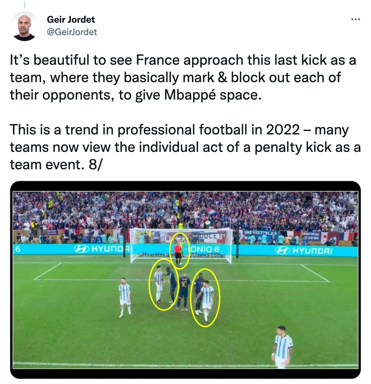 Mbappe's teammates protected him. (Image