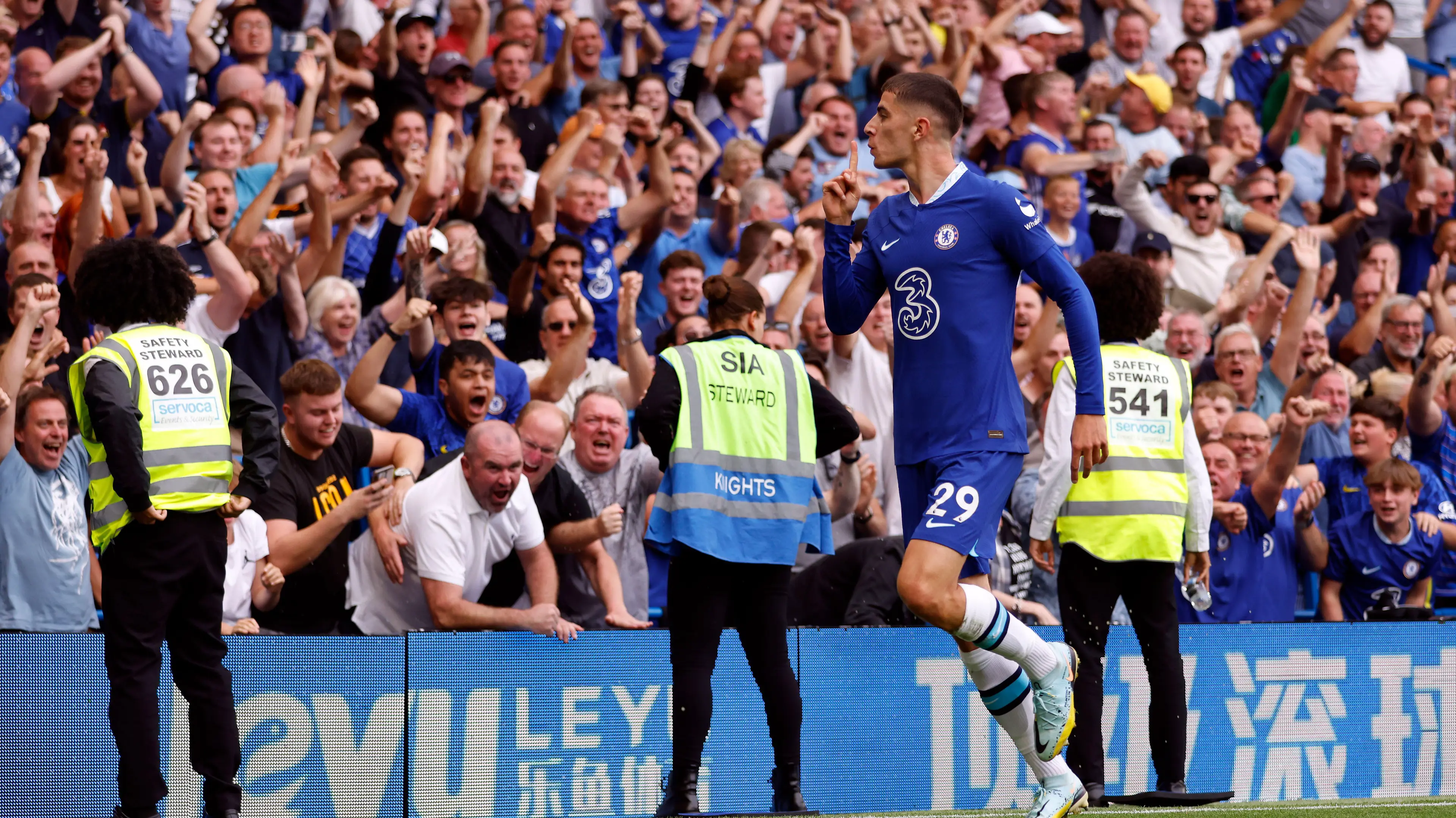 Kai Havertz celebrates his goal in front of the Chelsea faithful. (Alamy)