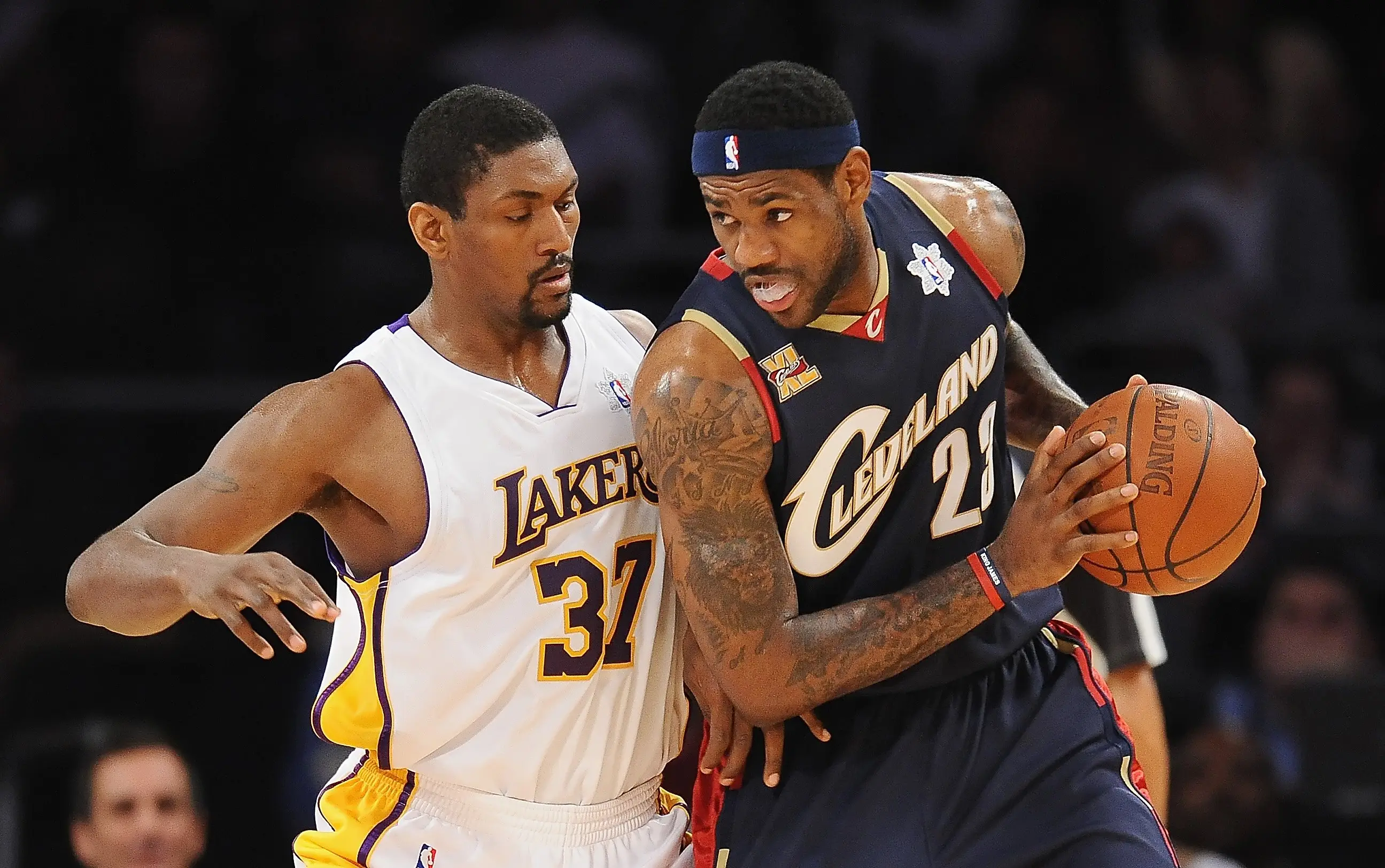 Metta World Peace and LeBron James during an NBA fixture between the Los Angeles Lakers and the Cleveland Cavaliers. Image: Getty 