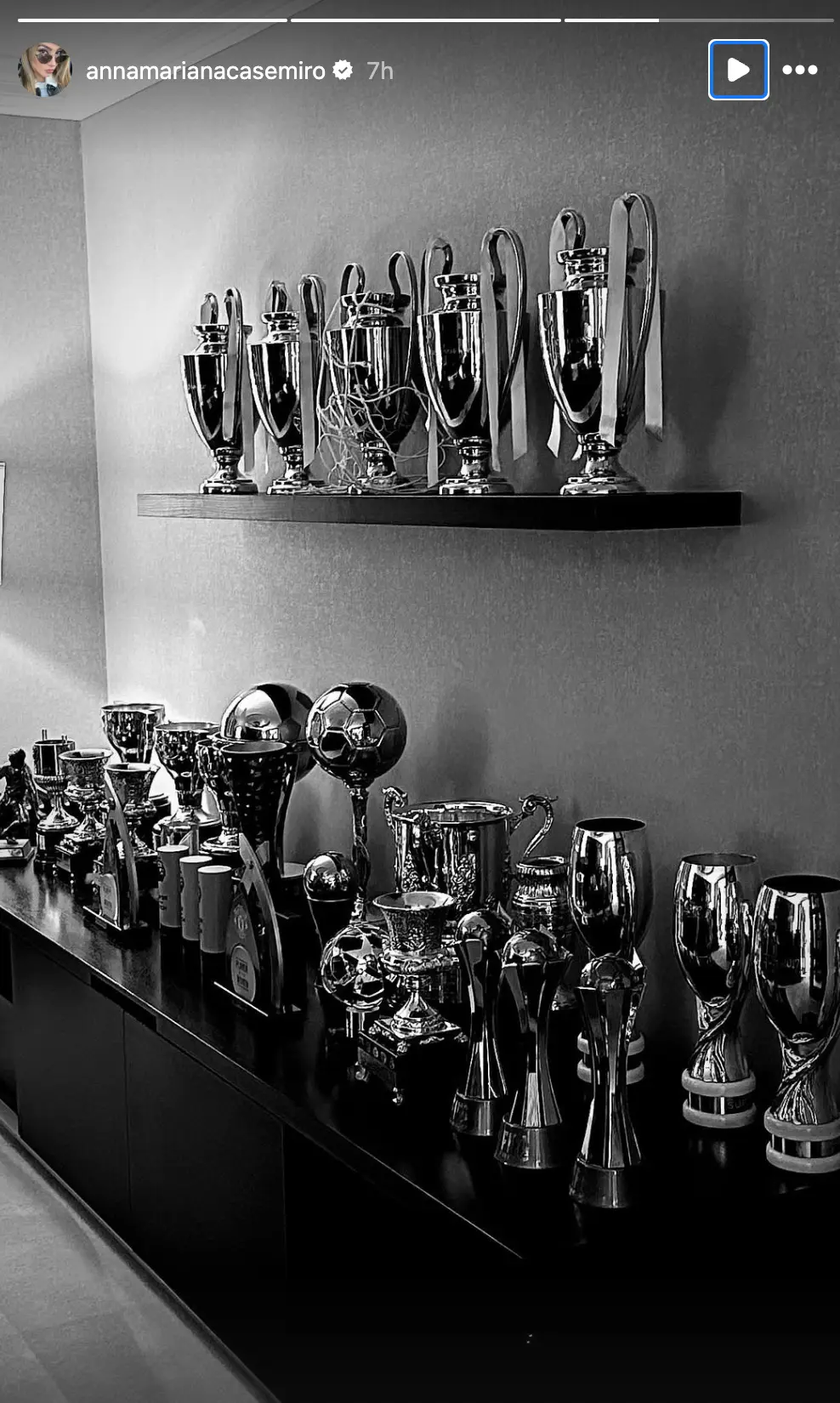 Casemiro's wife shared an image of her husband's trophy haul. [@annamarianacasemiro]