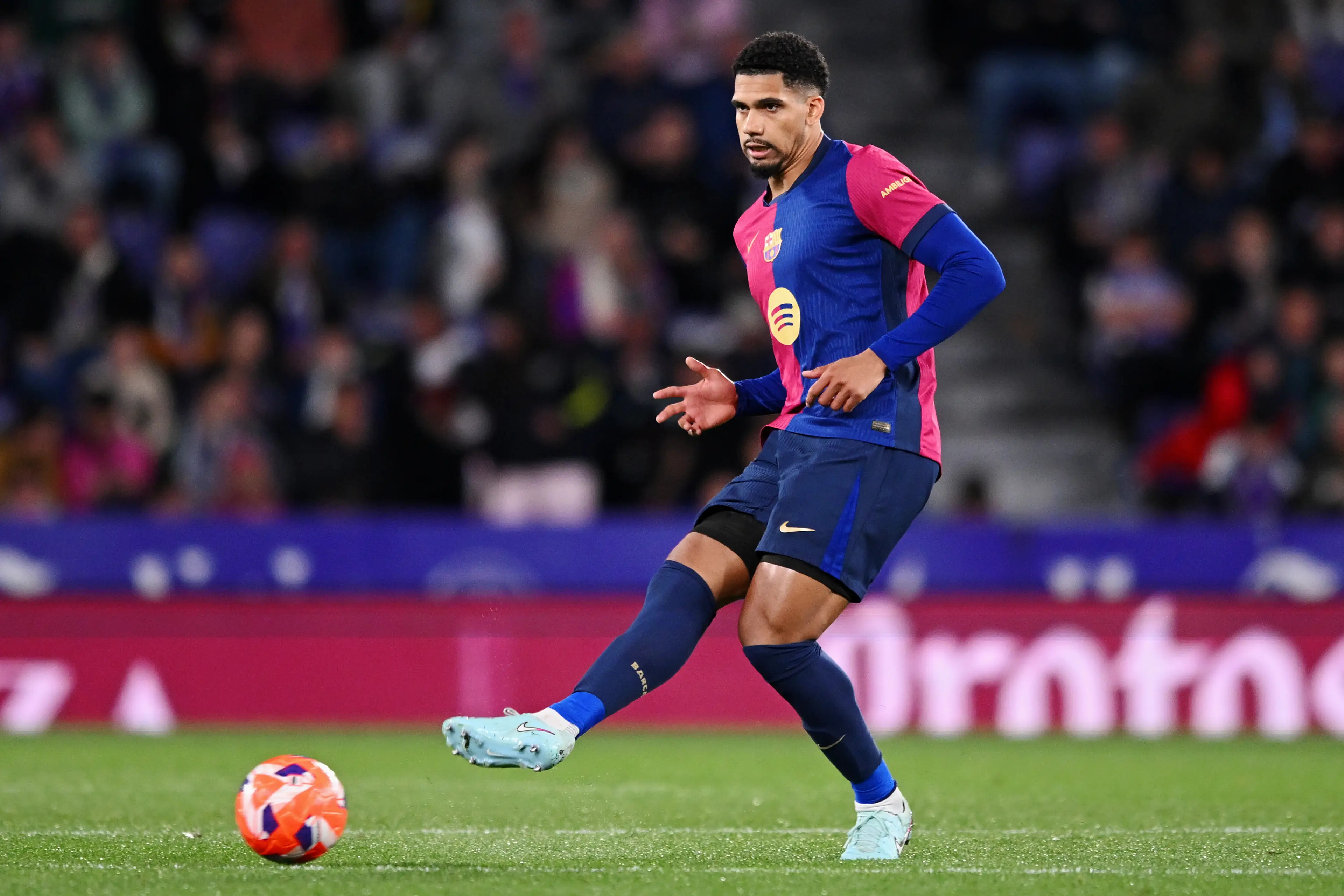 Ronald Araujo in action for Barcelona. Image: Getty 