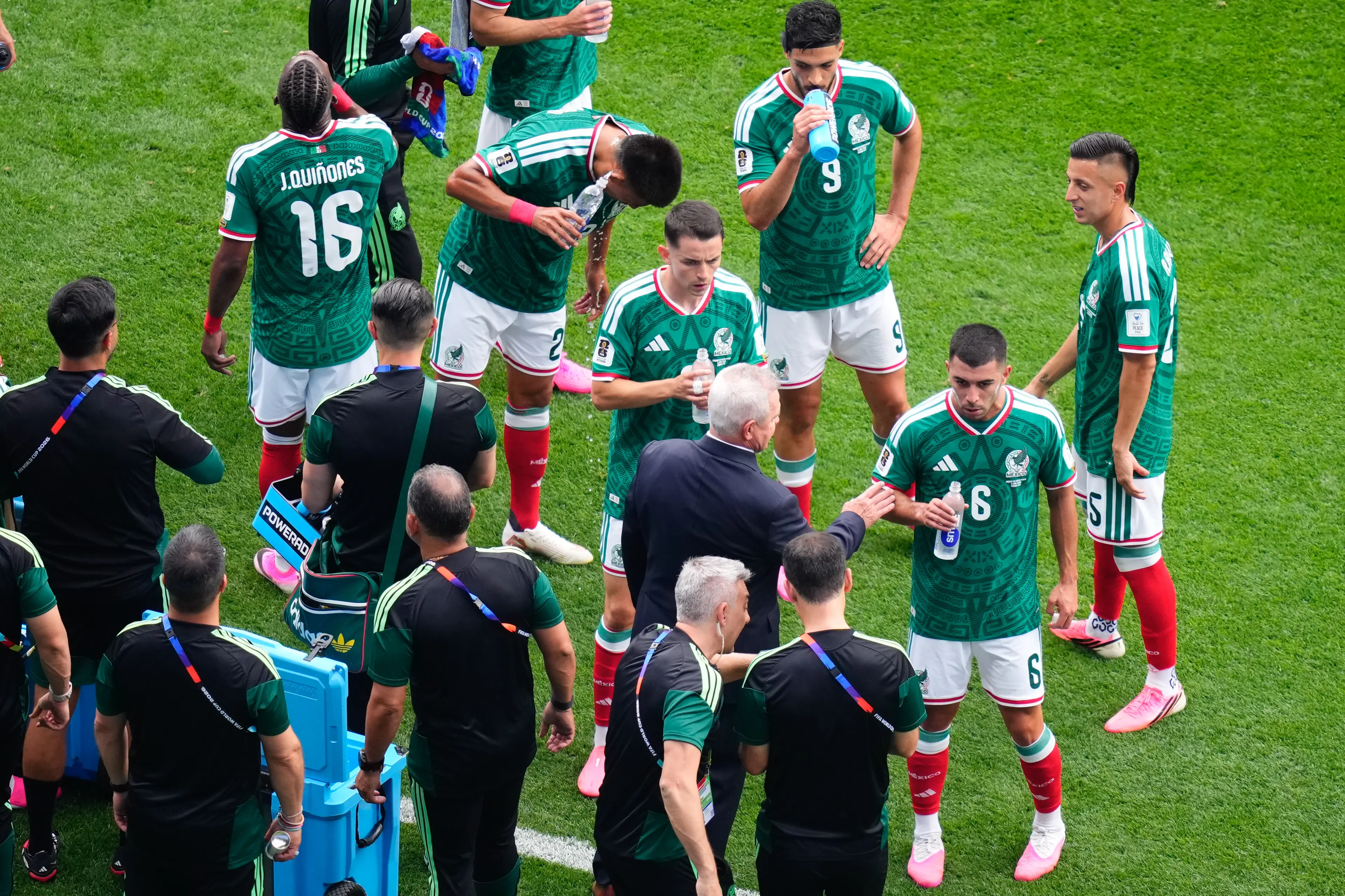 Javier Aguirre, head coach of Mexico, talk to the team during the FIFA World Cup 2026 Group A match between Mexico and South Africa  (Getty Images)