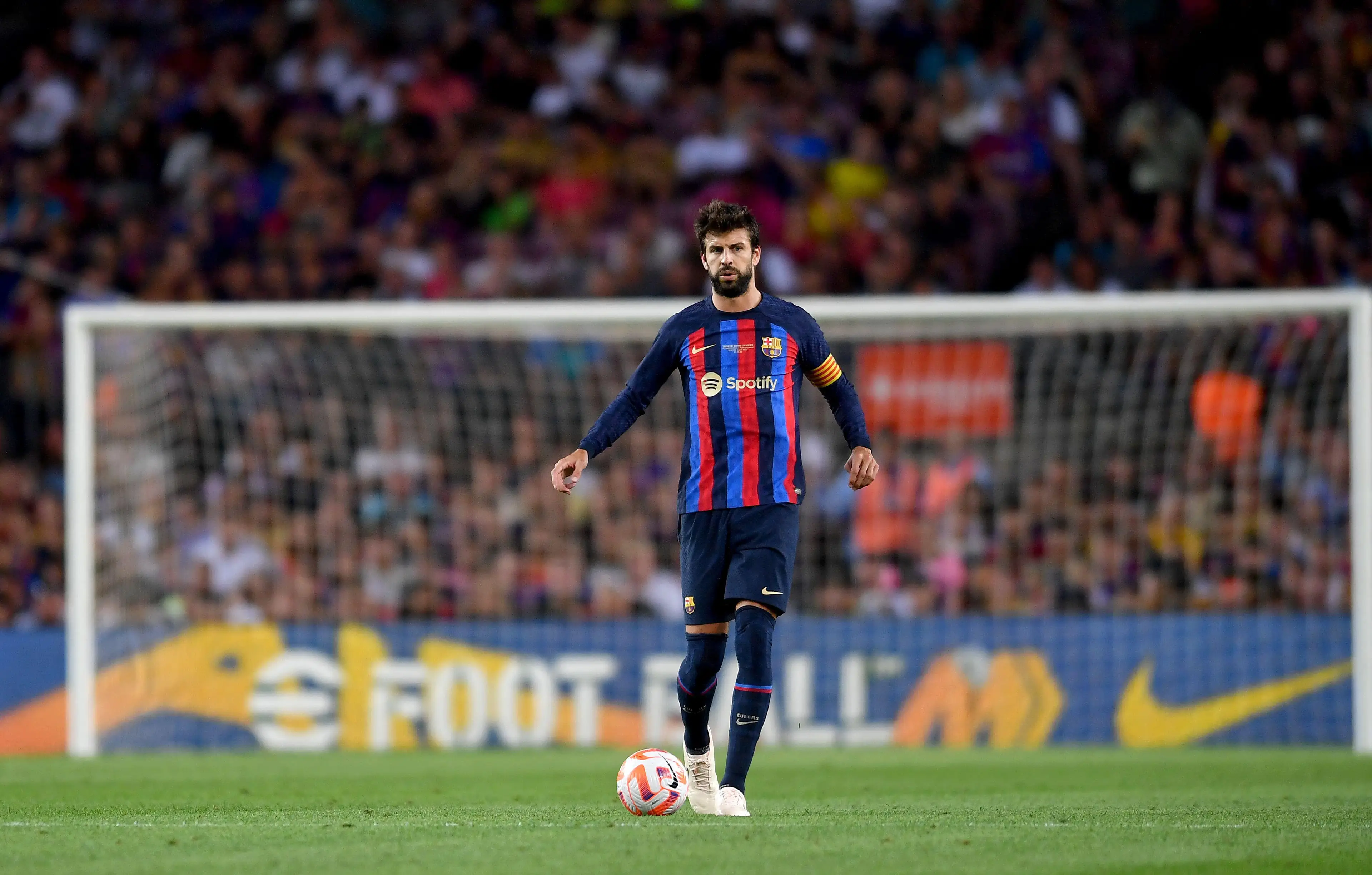 Pique in action during the Joan Gamper Trophy friendly with Pumas UNAM. (Image