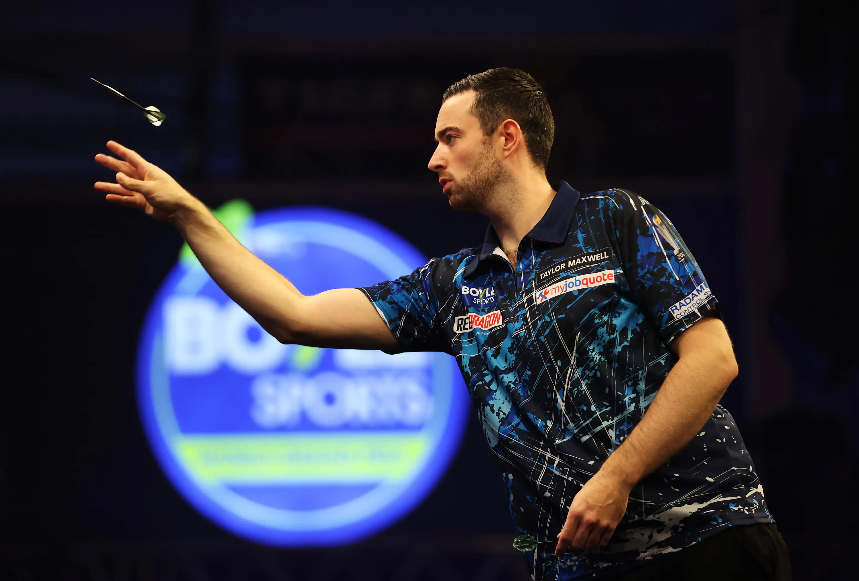 Luke Humphries experienced a crippling pain before his game against Jurjen van der Velde. Image: Getty 