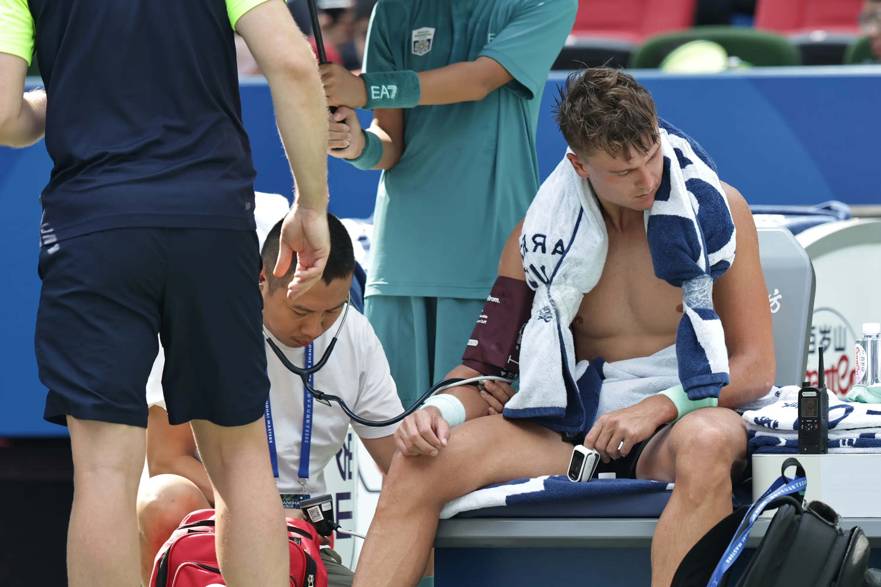 Holger Rune struggled with the conditions in Shanghai. Image: Hu Chengwei / Stringer via Getty