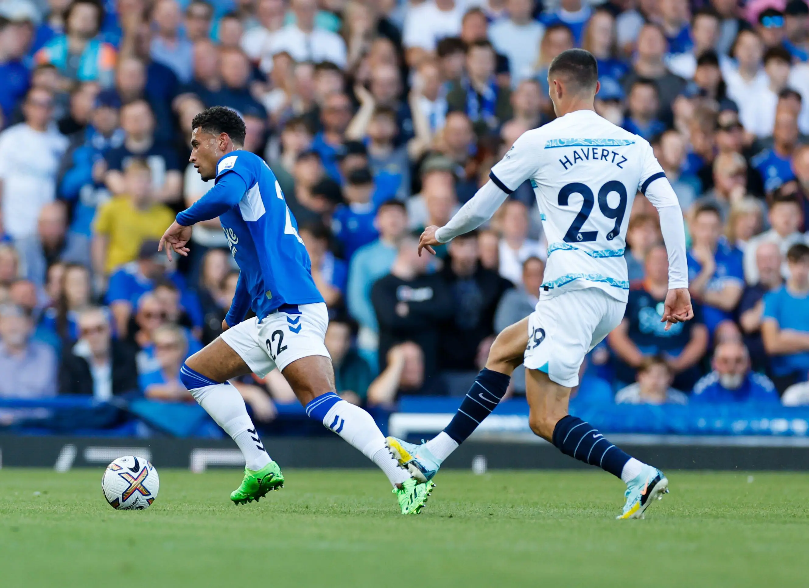 Premier League football, Everton versus Chelsea: Ben Godfrey of Everton is tracked by Kai Havertz of Chelsea. (Alamy)