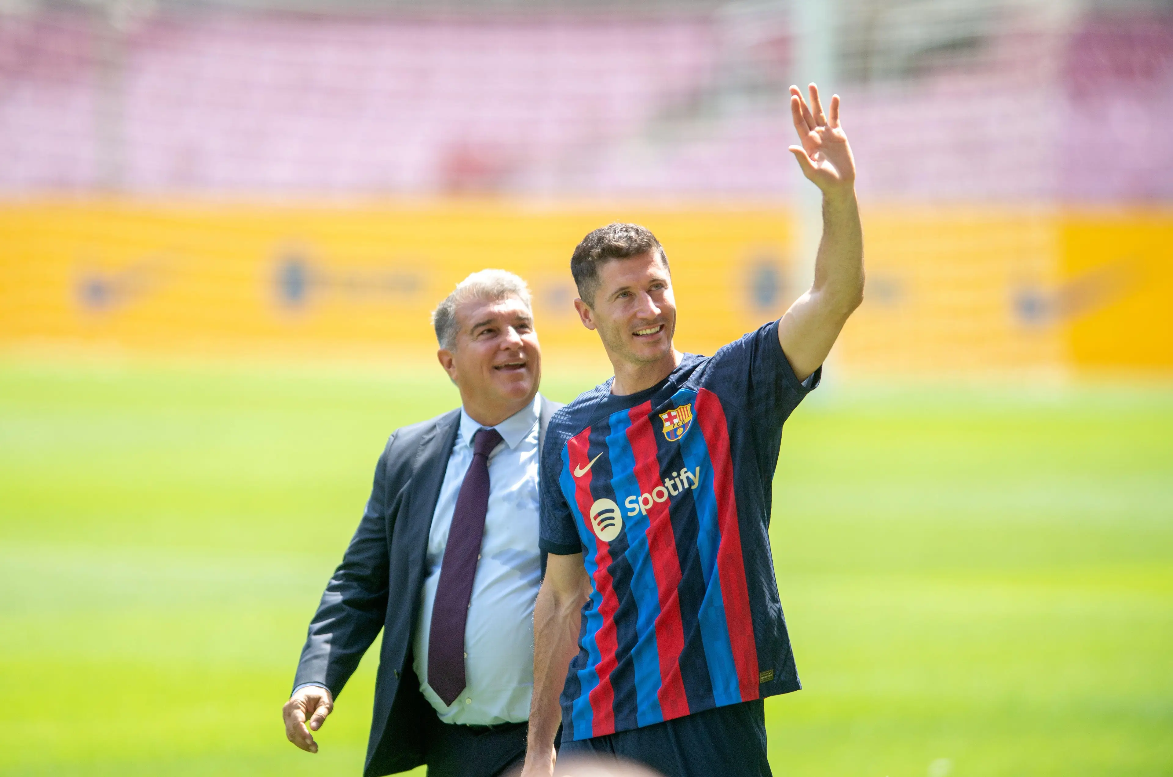 Lewandowski with Barcelona president Joan Laporta. (Image