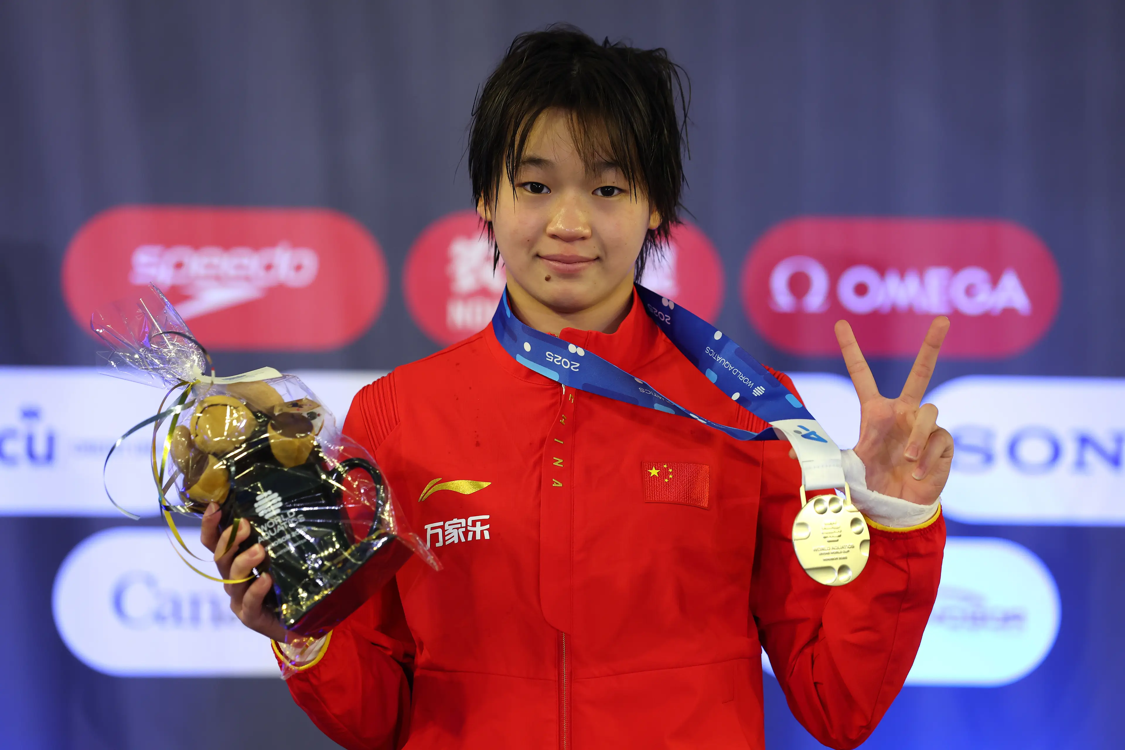 Quan Hongchan poses with her gold medal after winning the women's 10m platform final during the World Aquatics Diving World Cup 2025. Image: Getty