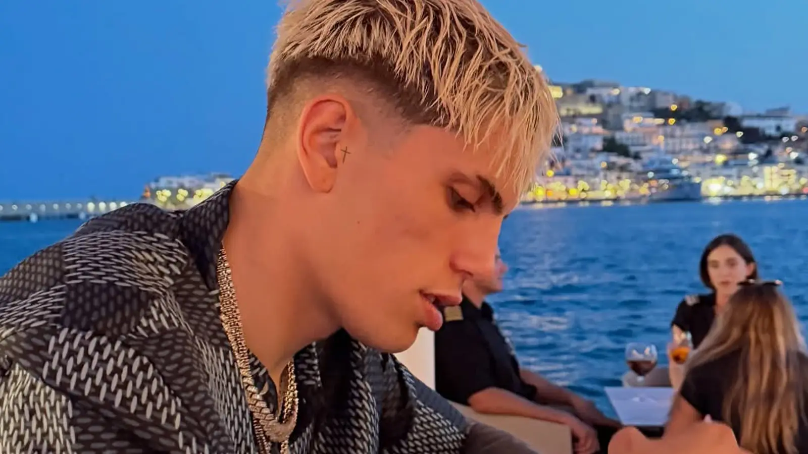 Alejandro Garnacho wears shirt of Man Utd's Premier League rival on holiday and it's got people talking 