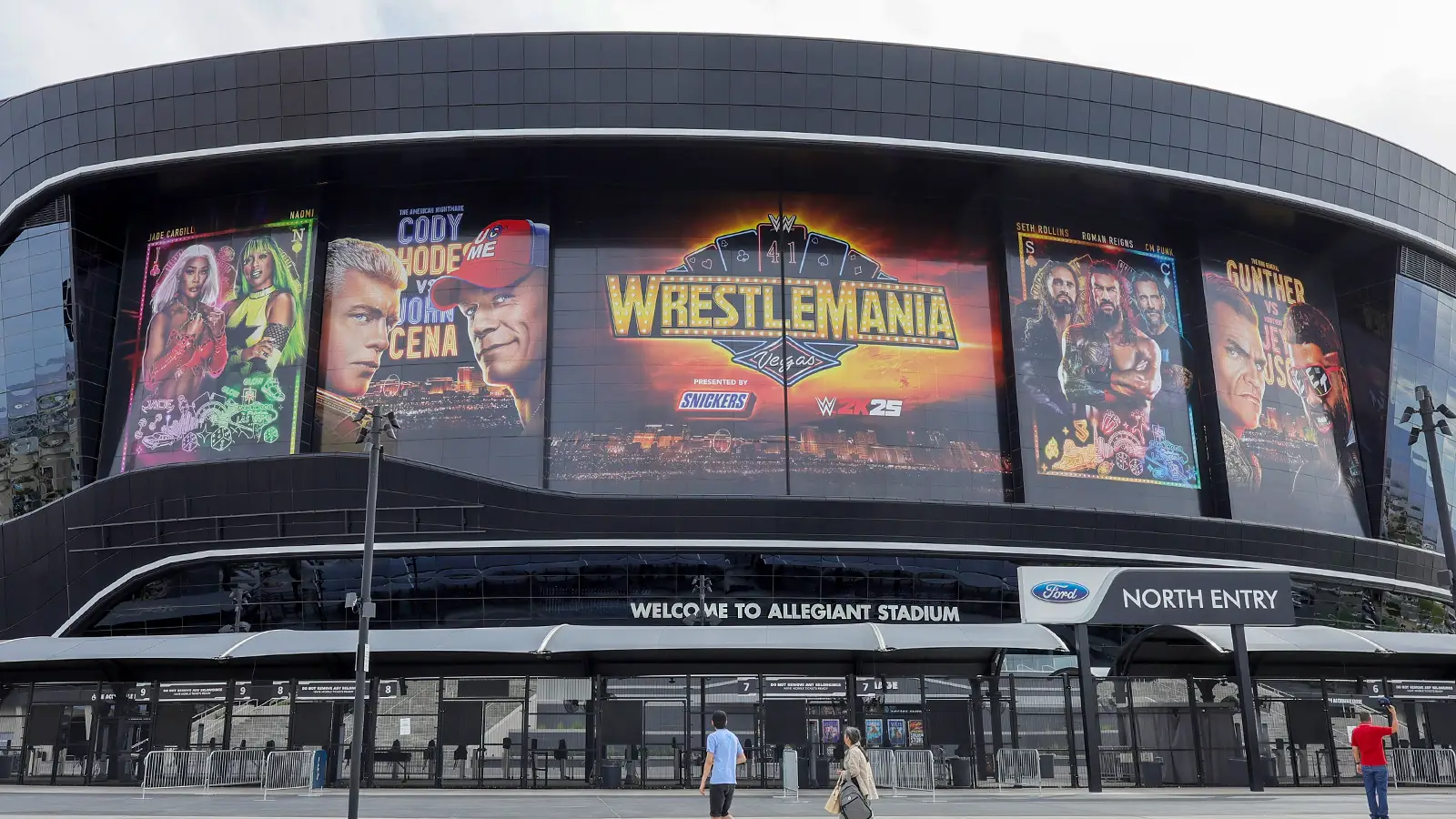 WrestleMania plunged into chaos as huge WWE superstar 'suffers injury' hours before event