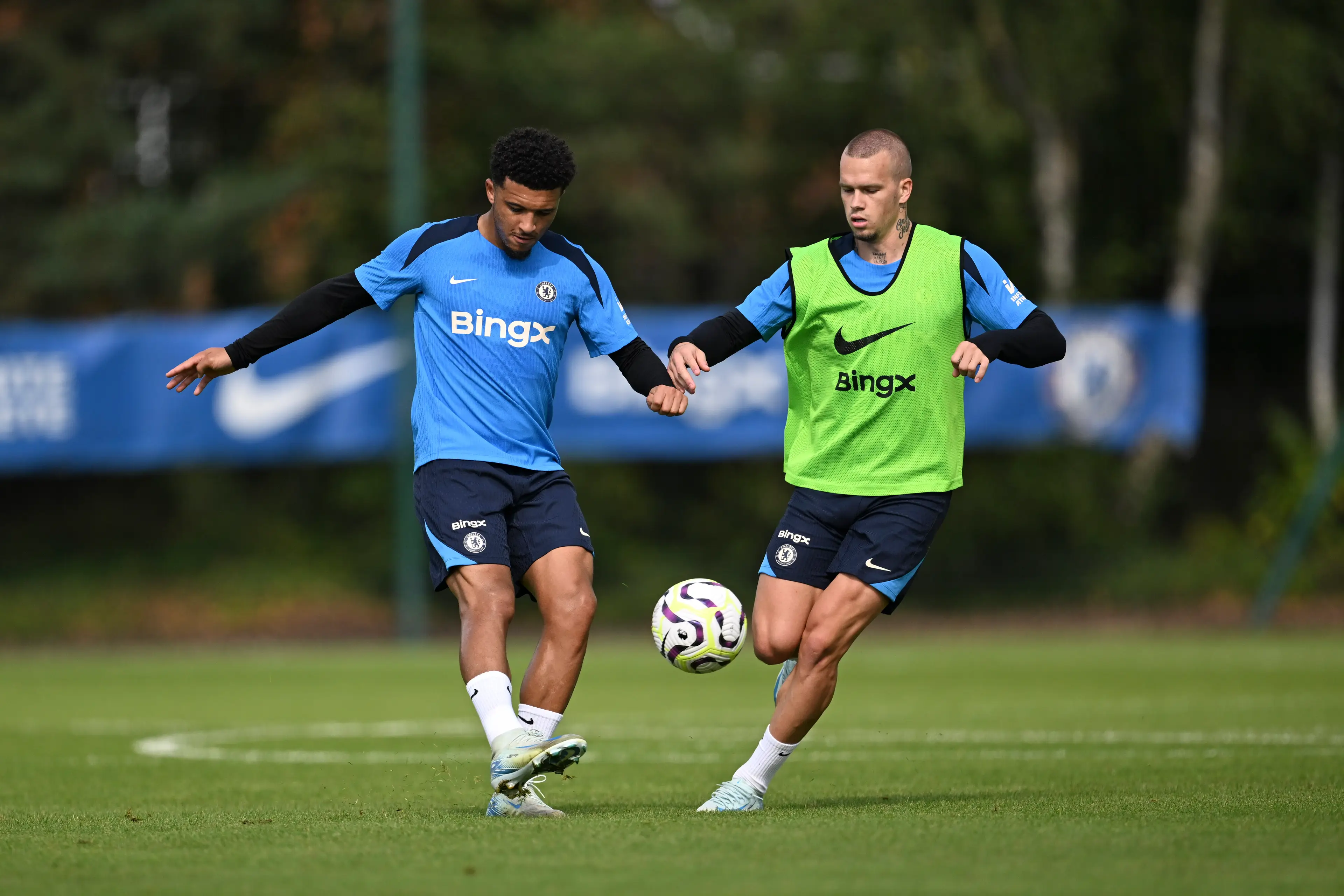 Mykhailo Mudryk and Jadon Sancho. (Image: Getty)