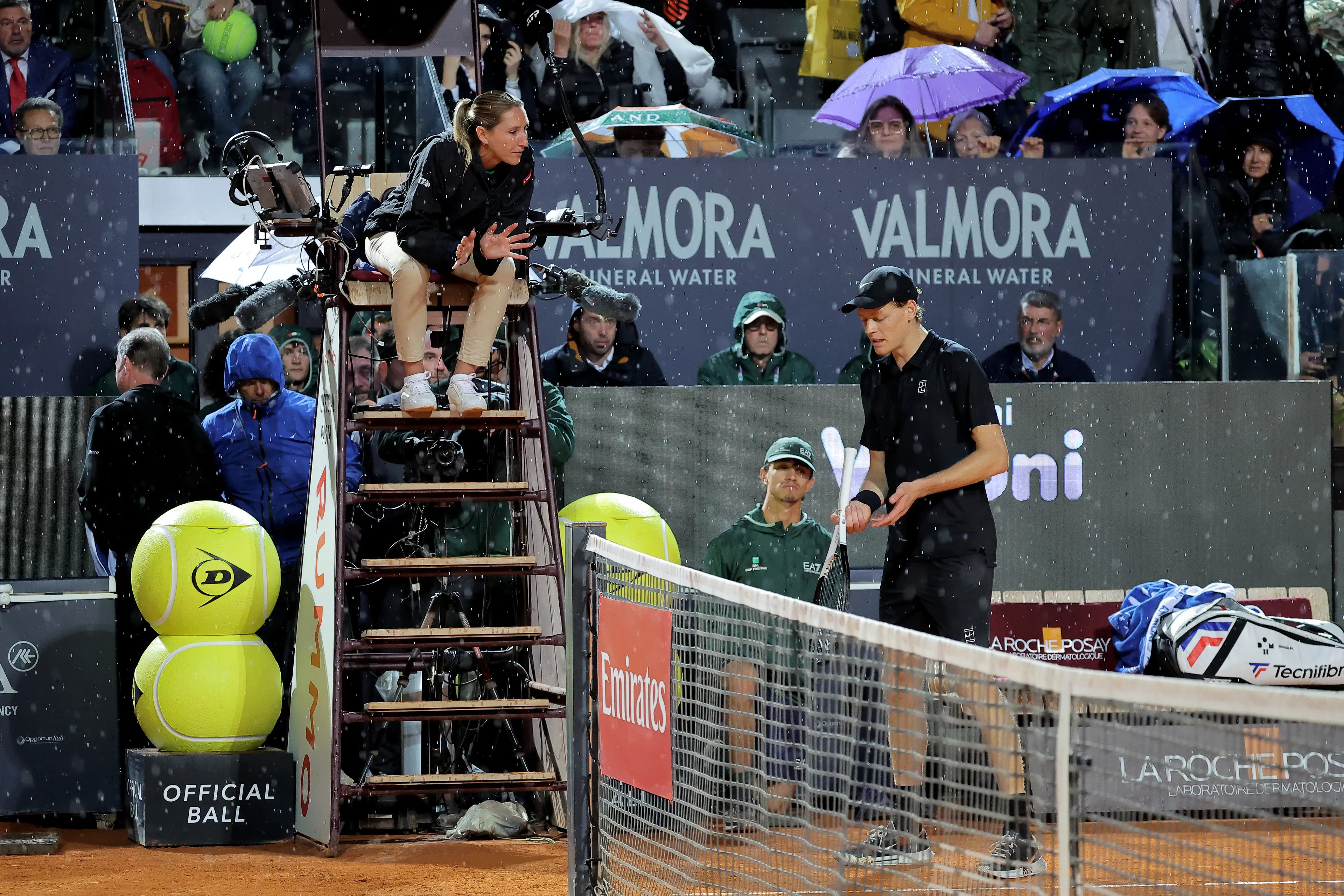 Sinner speaks to umpire Aurelie Tourte. Image credit: Getty