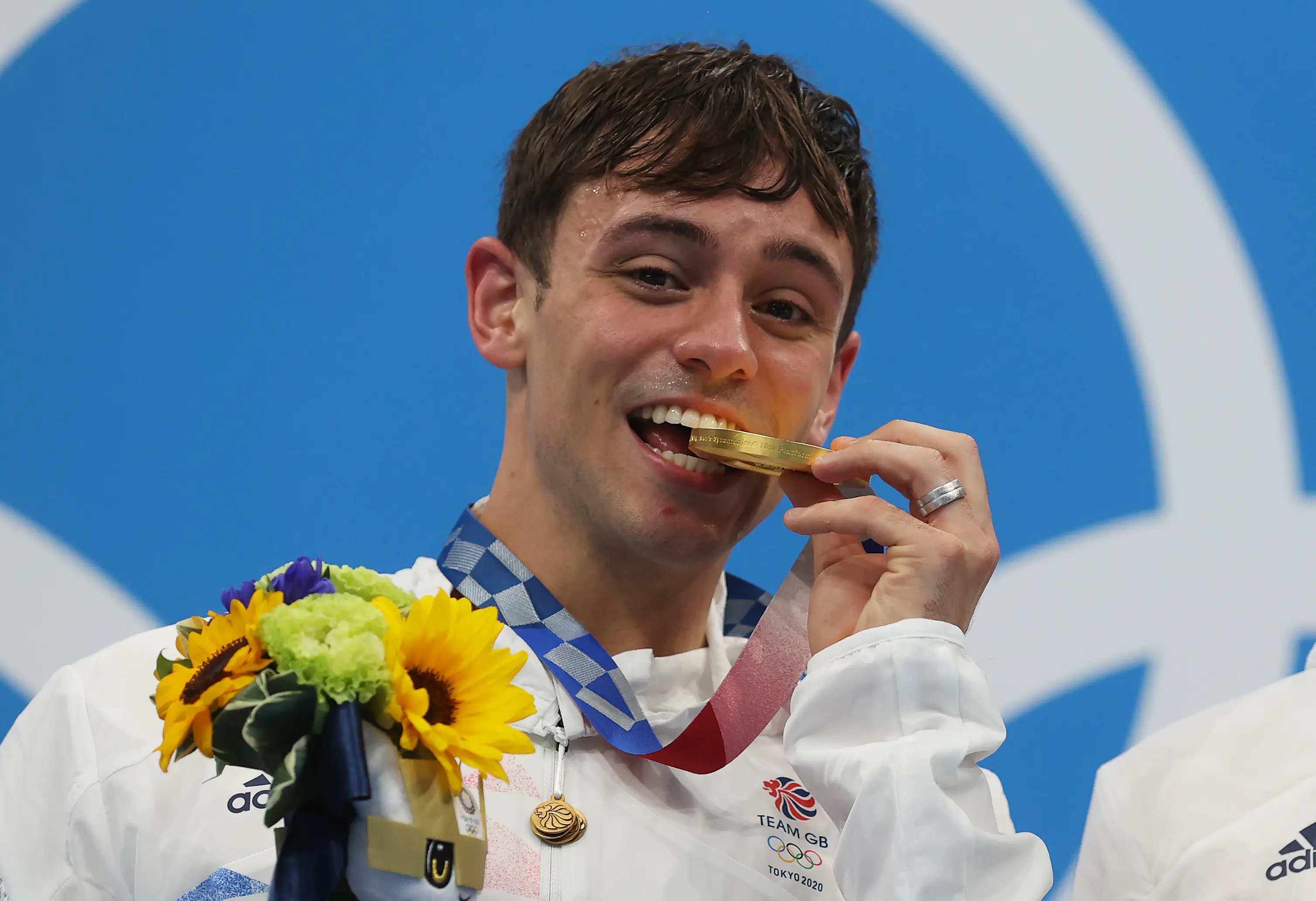 Tom Daley celebrates winning a gold medal at the 2020 Olympics. Image: Getty 