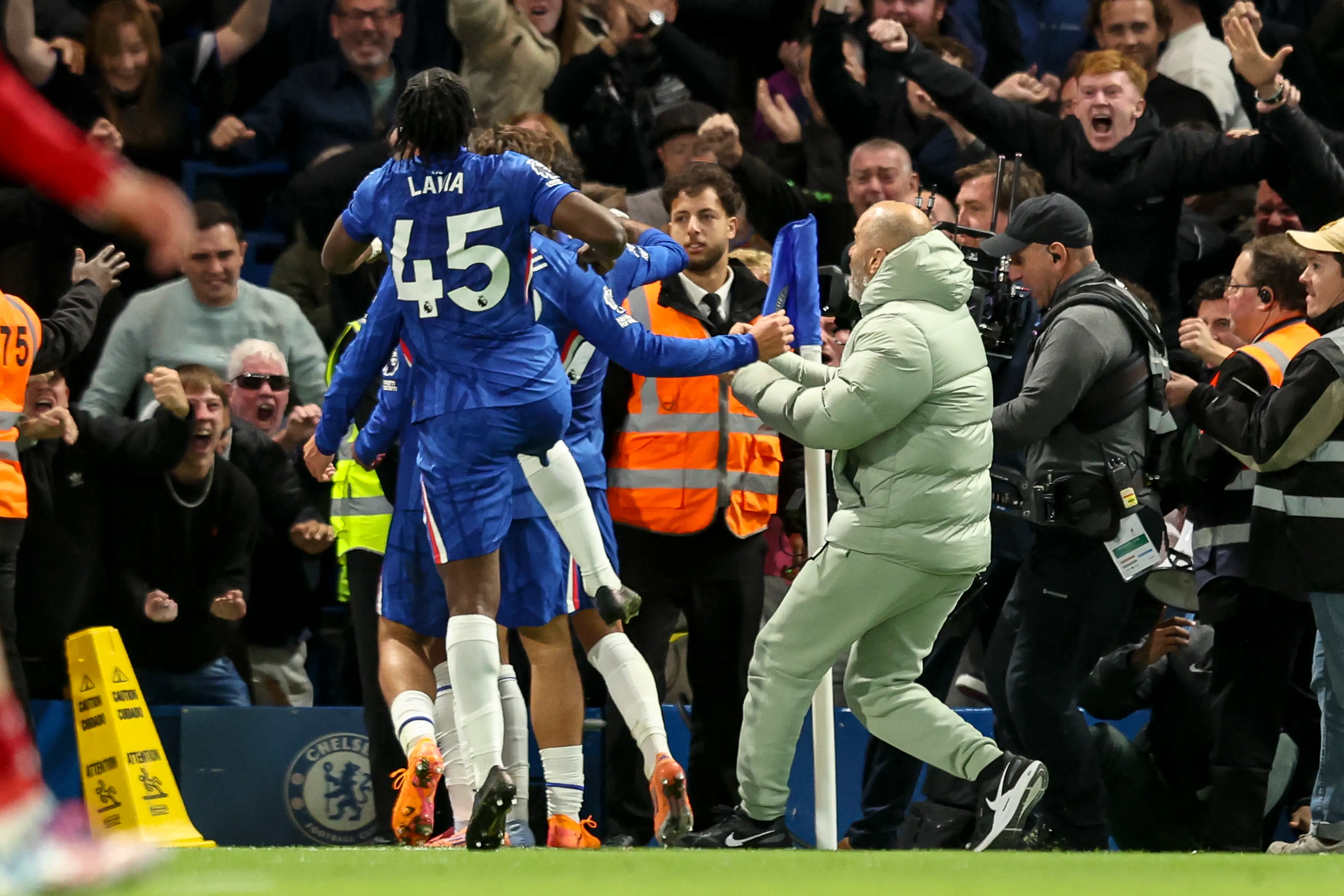 Enzo Maresca celebrates Chelsea's winner over Liverpool. (Image: Getty)