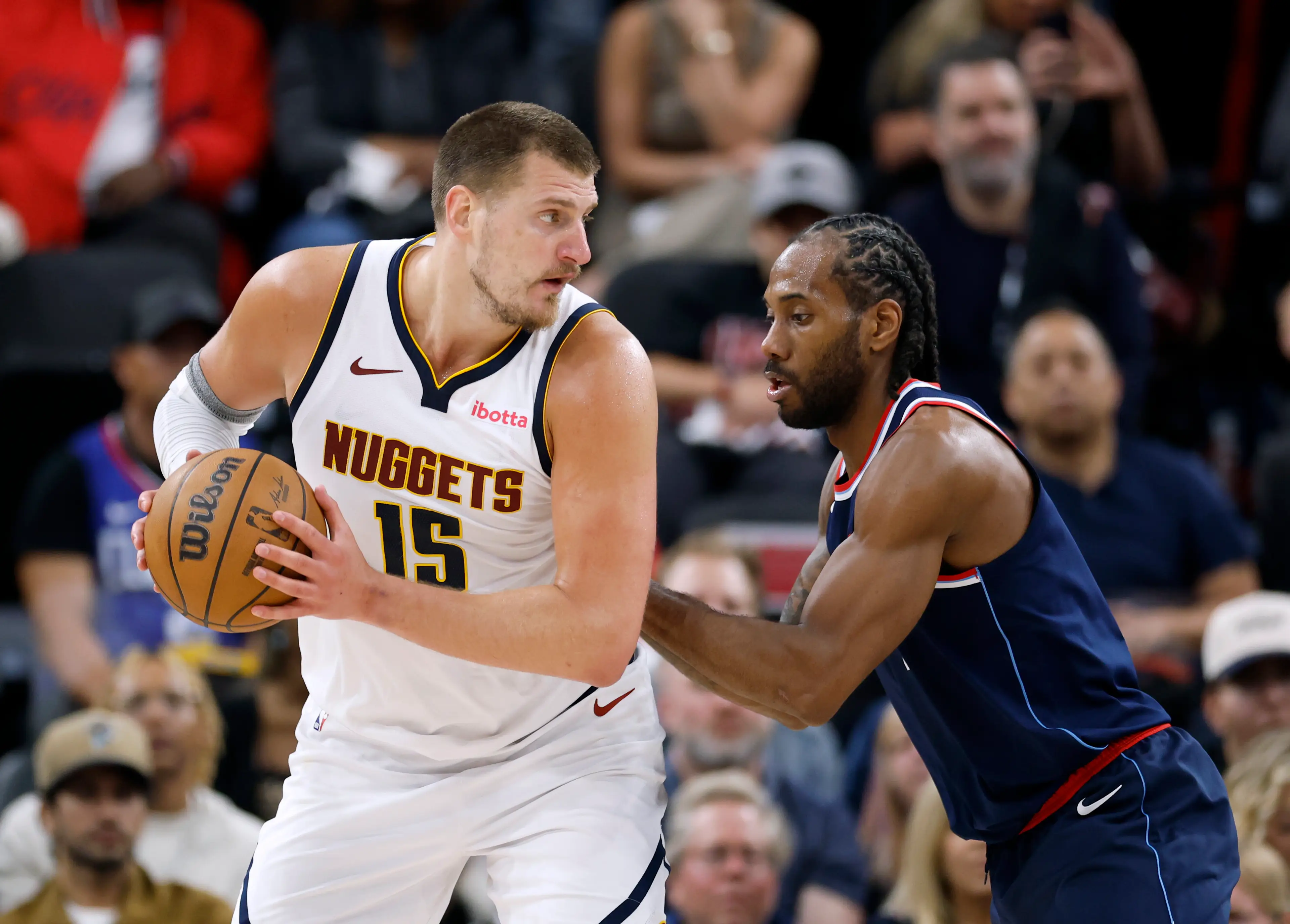 Kahwi Leonard against Nikole Jokic. Image: Harry How / Staff via Getty