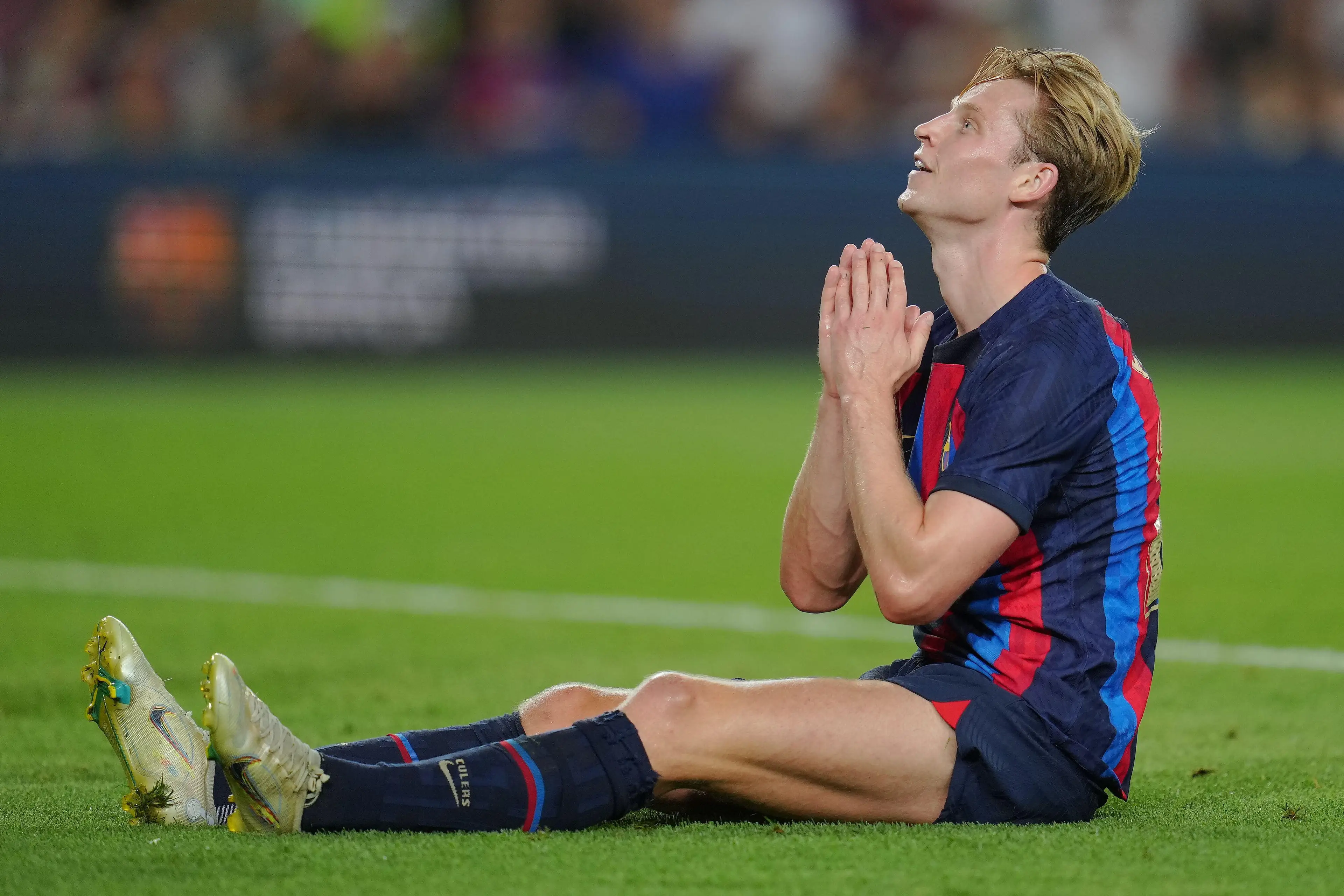 De Jong probably praying he's not off to United. Image: Alamy