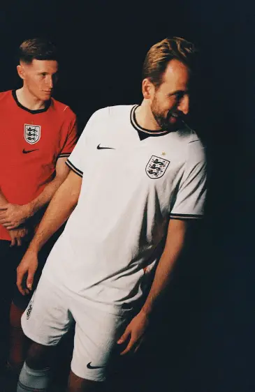 Elliot Anderson and Marcus Rashford pose in the new England kits. Image credit: Nike/England