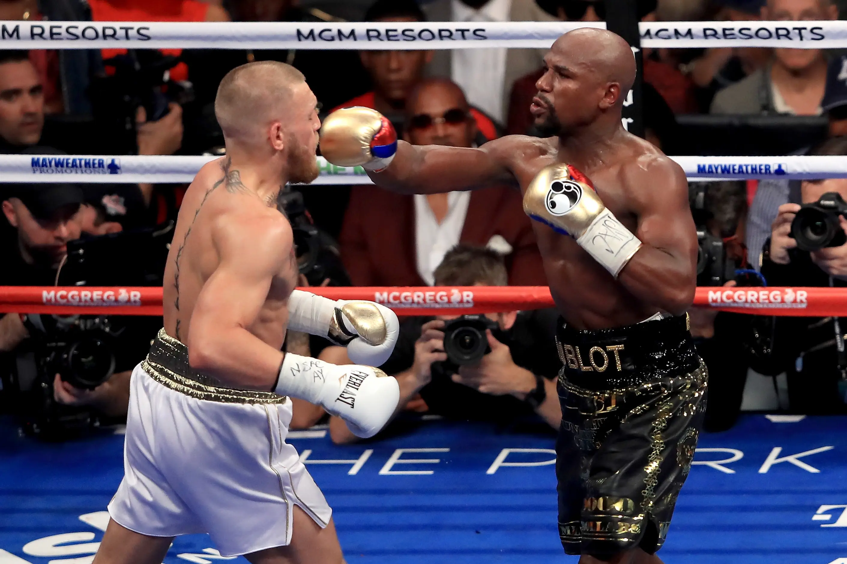 Floyd Mayweather fighting Conor McGregor. Image: Sean M. Haffey / Staff via Getty