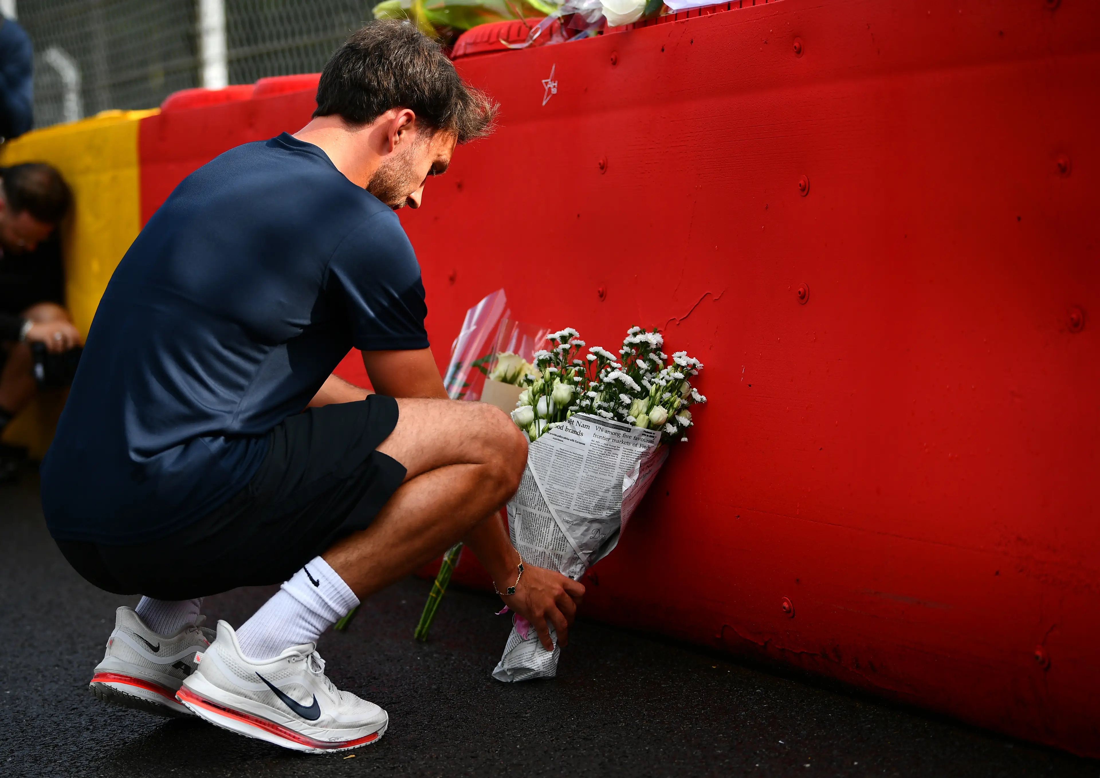 Pierre Gasly pays tribute to Anthoine Hubert at the 2025 Belgian Grand Prix. Image: Getty